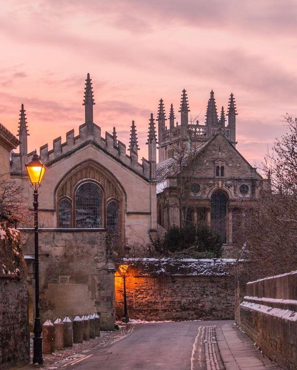 1032x1288 Snowy evening at Oxford University, England
