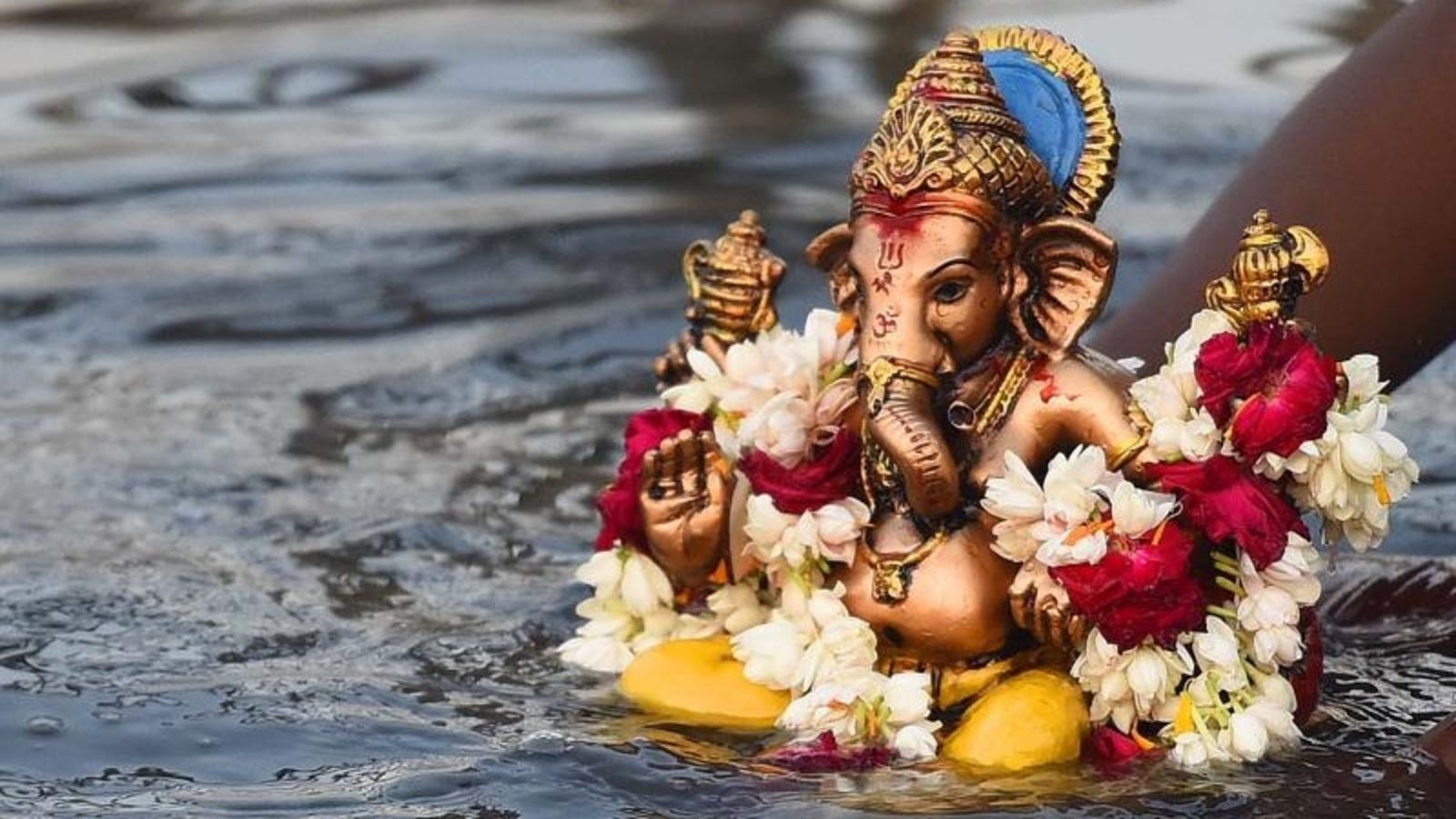 1600x900 Ganesh Visarjan 2024: How to perform Ganpati Visarjan at home; know rituals, puja vidhi and more