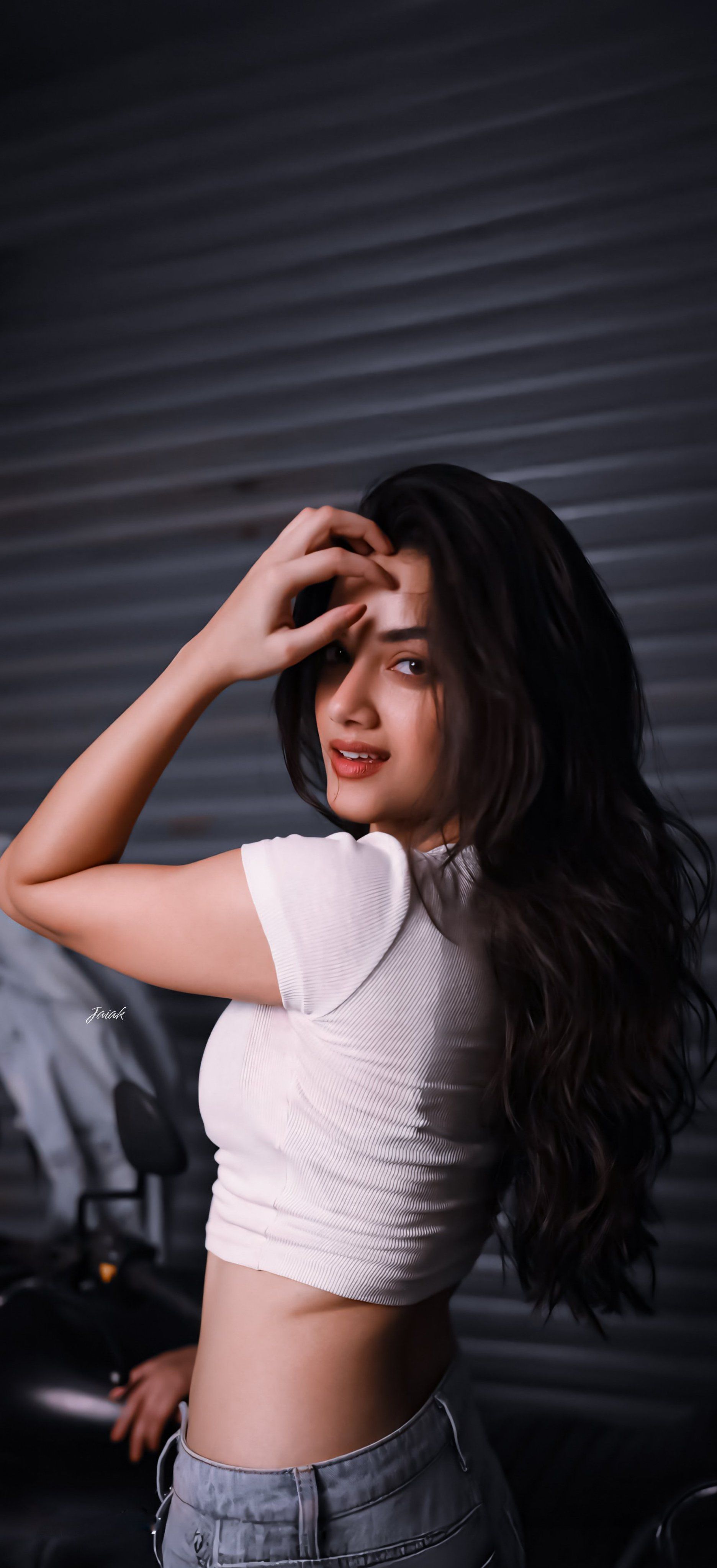 1872x4096 Bhagyashri Borse Wallpaper