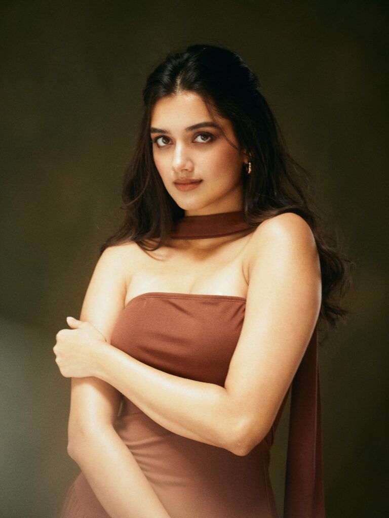 768x1024 Bhagyashri Oozes Charm in Vintage Glamour