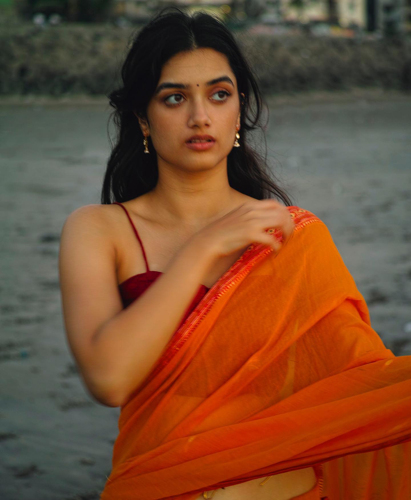 1440x1752 Bhagyashri Borse. స్లీవ్ లెస్ డ్రెస్‌లో భాగ్యశ్రీ బోర్సే మెరుపులు.-Namasthe Telangana