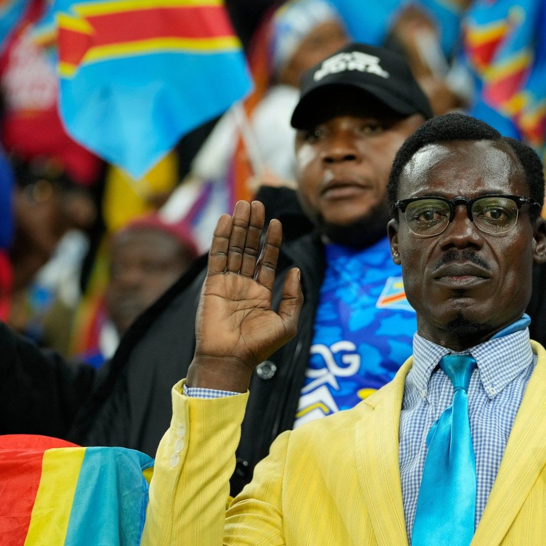 1080x1080 Afcon Fan Poses As Statue For Entire 115 Minute Match In Amazing Tribute While Supporters Dance Behind Him
