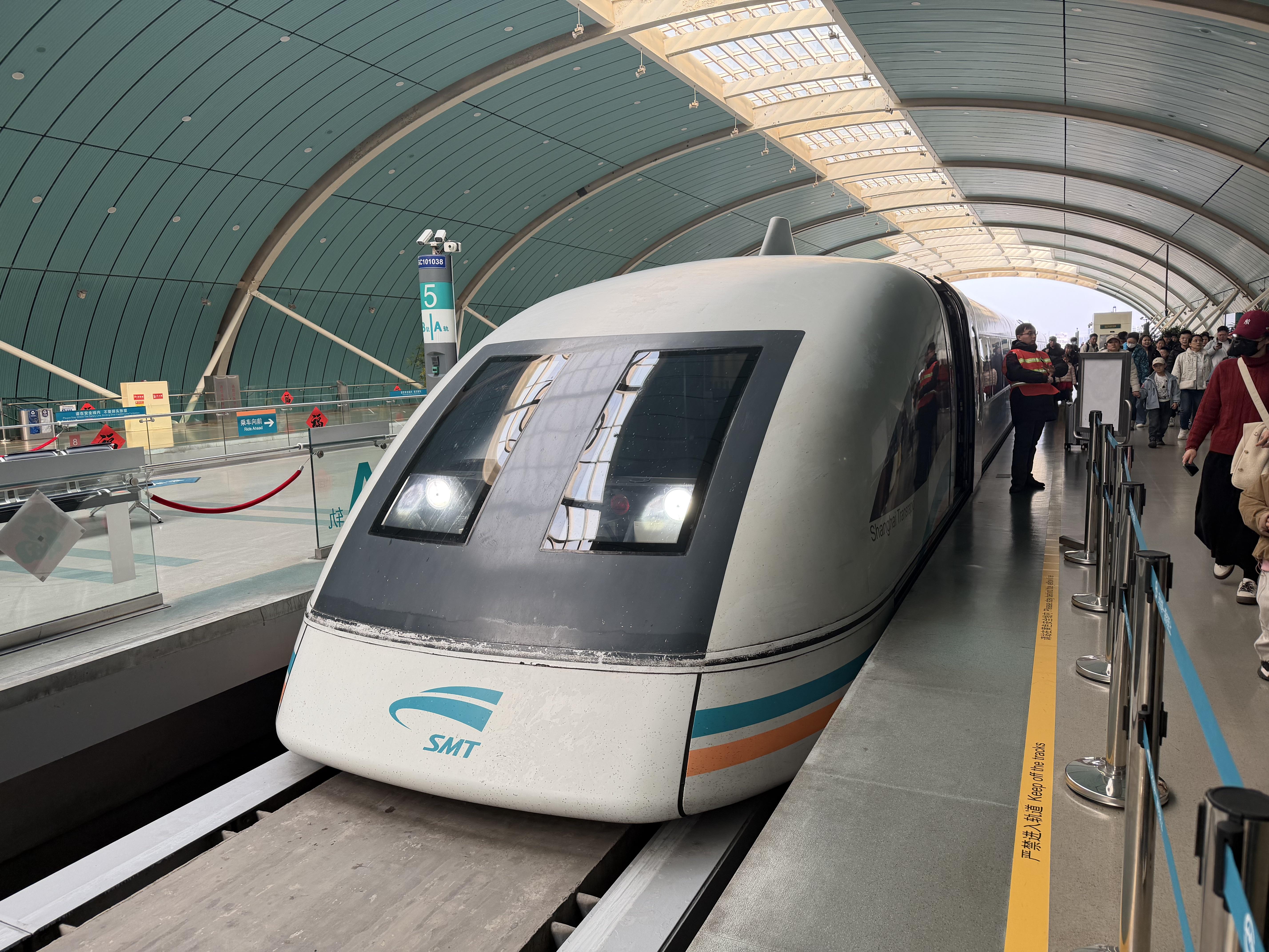 5712x4284 The Shanghai Maglev, the shortcut from PVG to the City, but better known as the only commercially operating Maglev train in the world