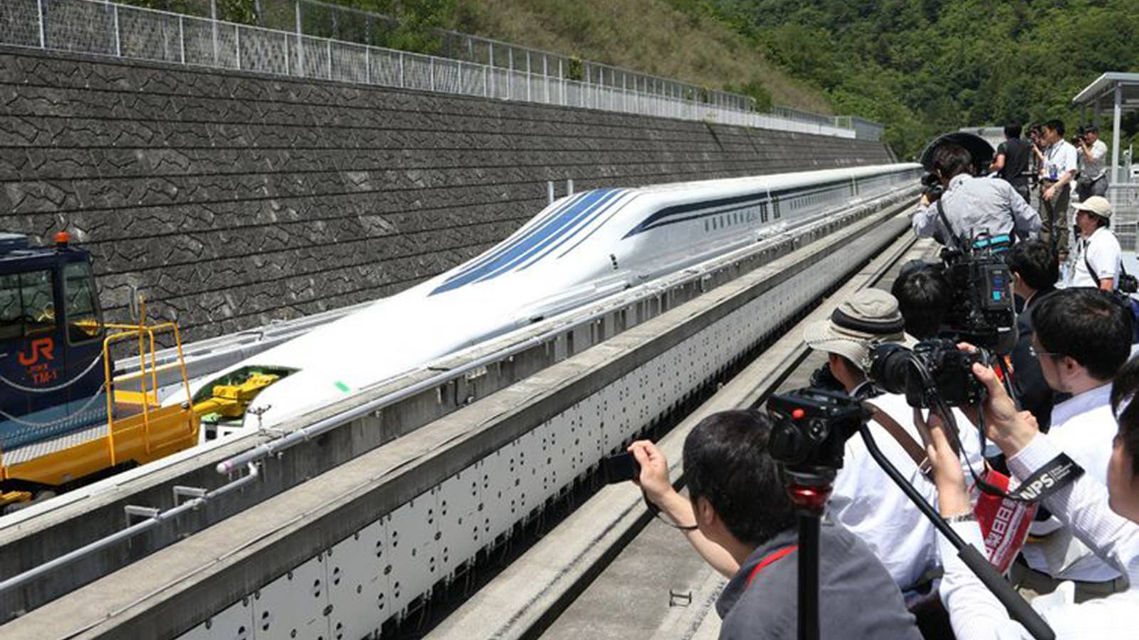 1600x900 See Japan's New 500km H Maglev Train At Full Speed