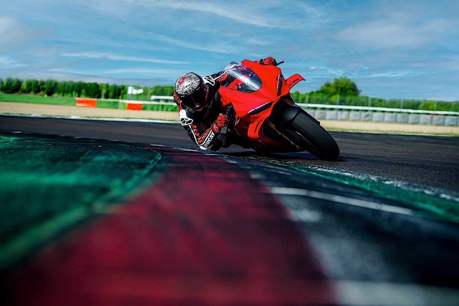 1575x1050 Ducati Panigale V4 Is Pure MotoGP for the Road, Lighter and More Powerful Than Ever
