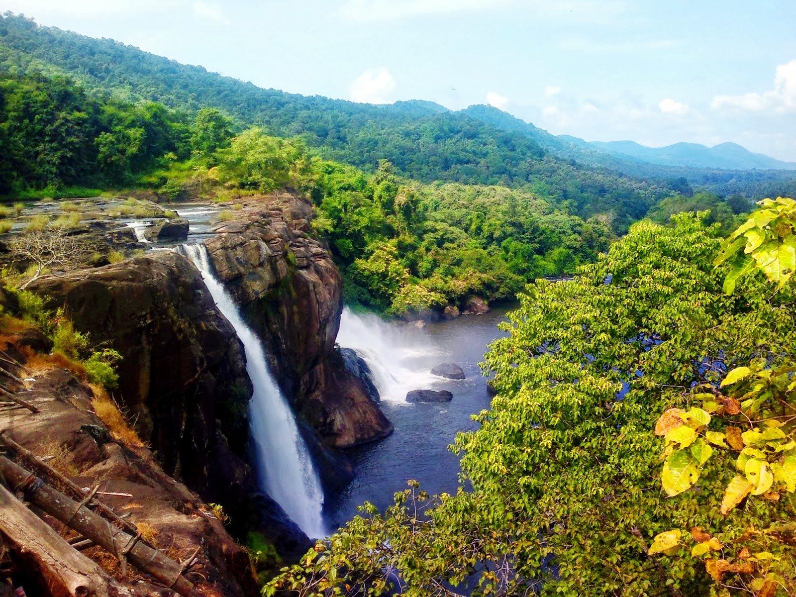 1600x1200 Athirappilly Falls HD: Majestic Waterfall & Lush Nature of Indiax1200