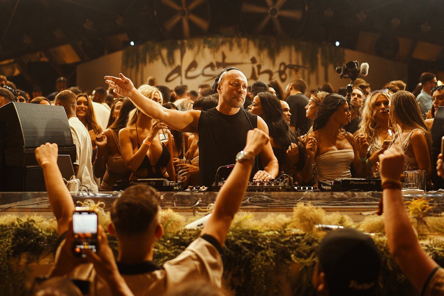 1500x1000 Pacha icons Carola & CAMELPHAT set for Destino Five Grand Opening