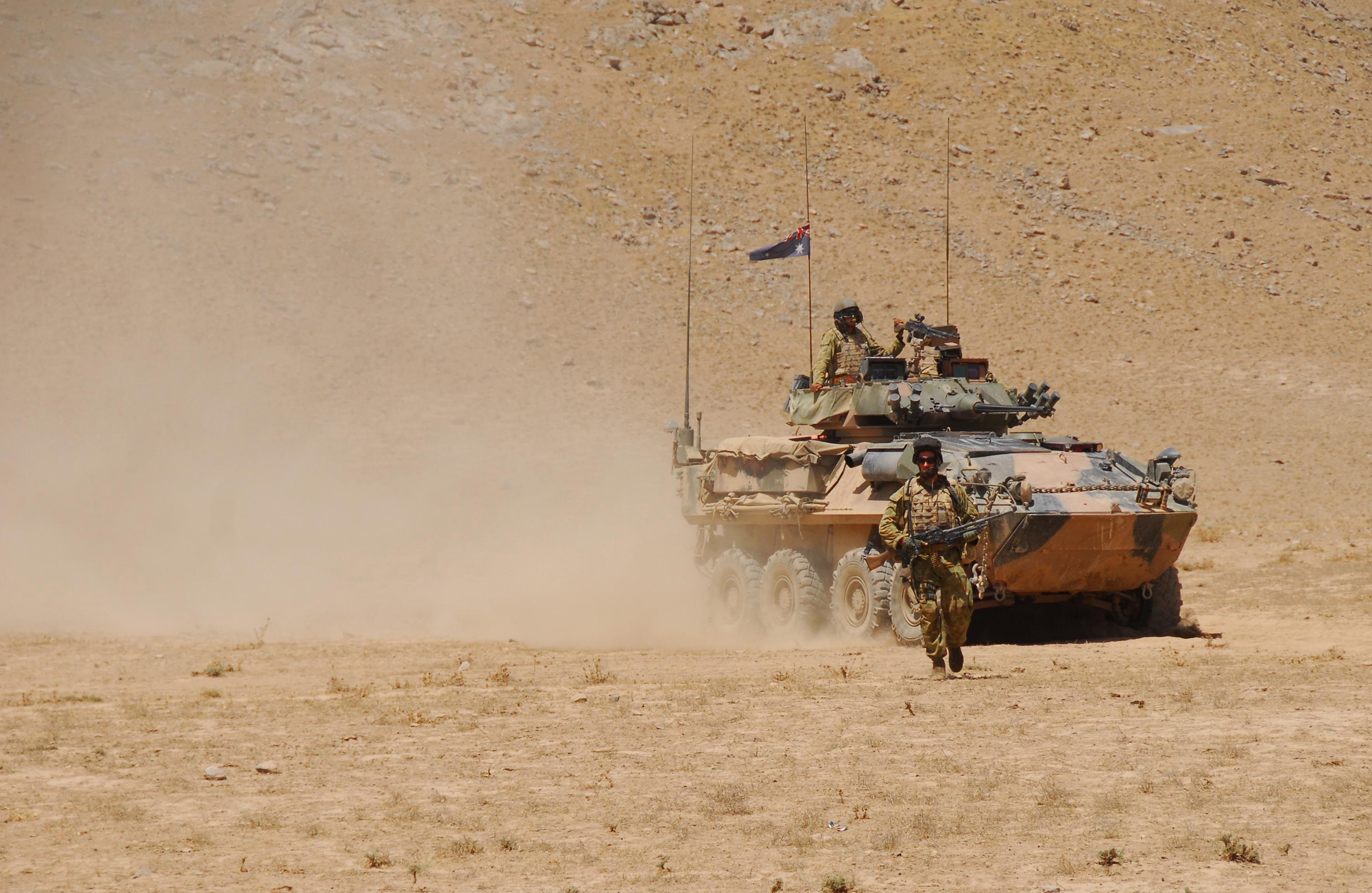 3008x1959 Australian Army in Action: HD Military Desert Operation Wallpaper