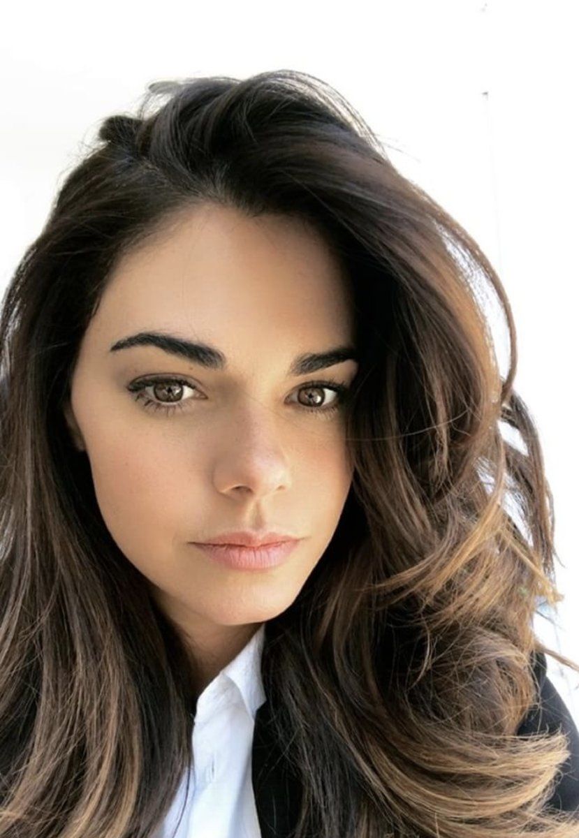 829x1200 Picture of Livia Brito