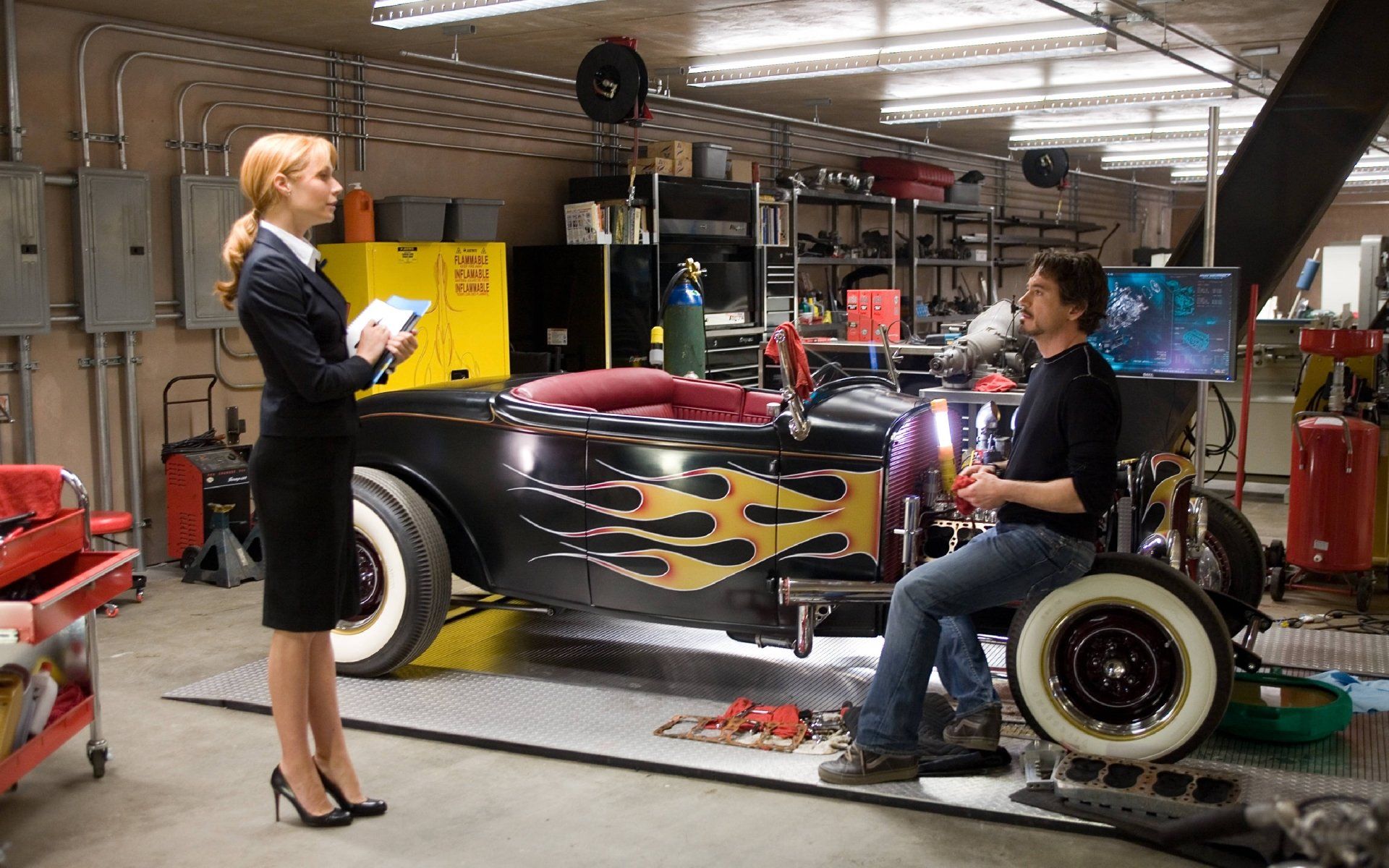 1920x1200 Behind the Scenes: Gwyneth Paltrow and Robert Downey Jr. in Iron Man