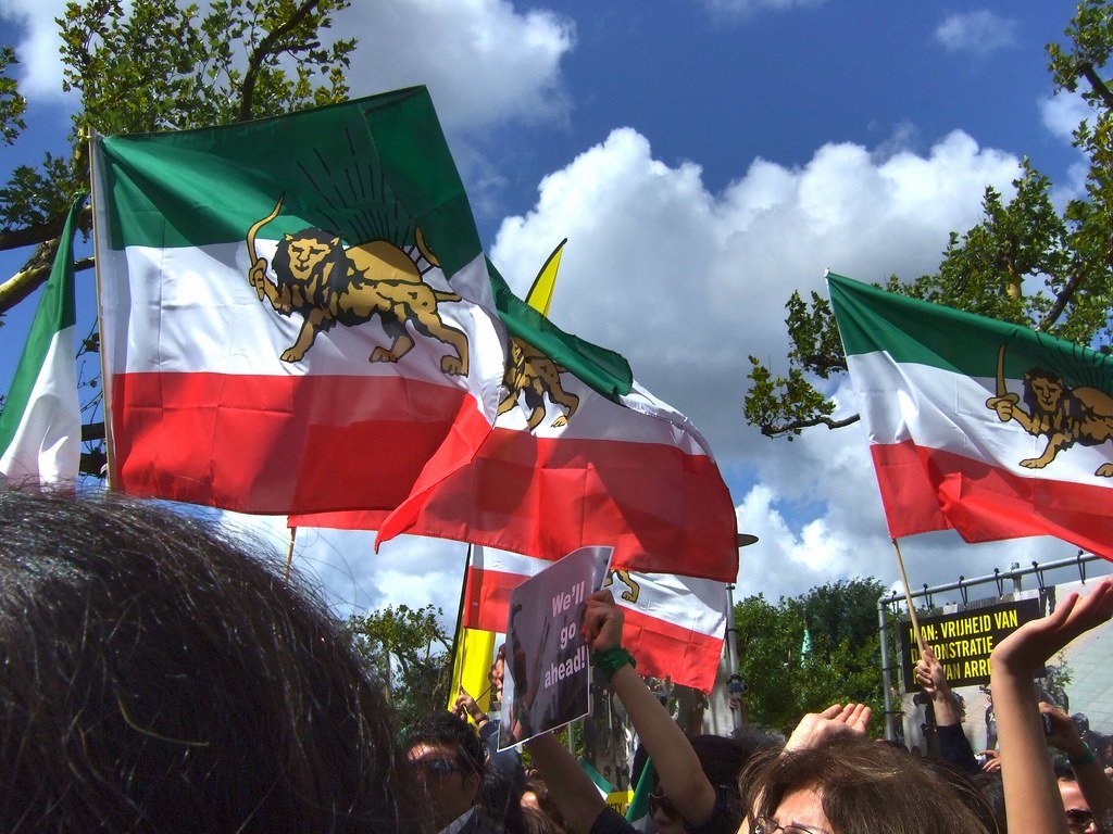 1024x768 Flags with lion and sun emblem. United for Iran Da