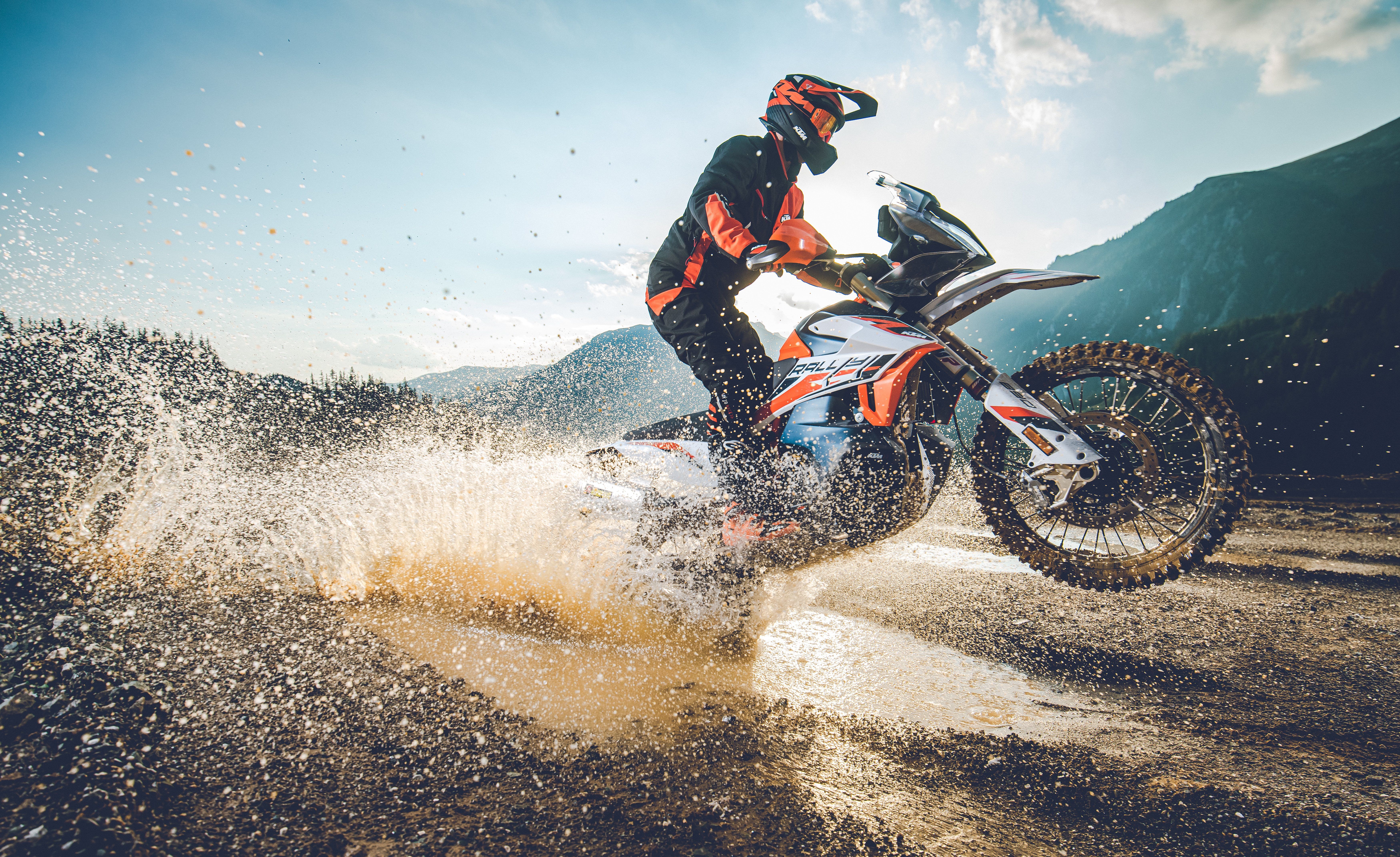 7000x4286 Wallpaper mountains, squirt, motorcycle, helmet, male, KTM, Adventure Motorcycle, KTM 890 Adventure R Rally for mobile and desktop, section мотоциклы, resolution 7000x4286