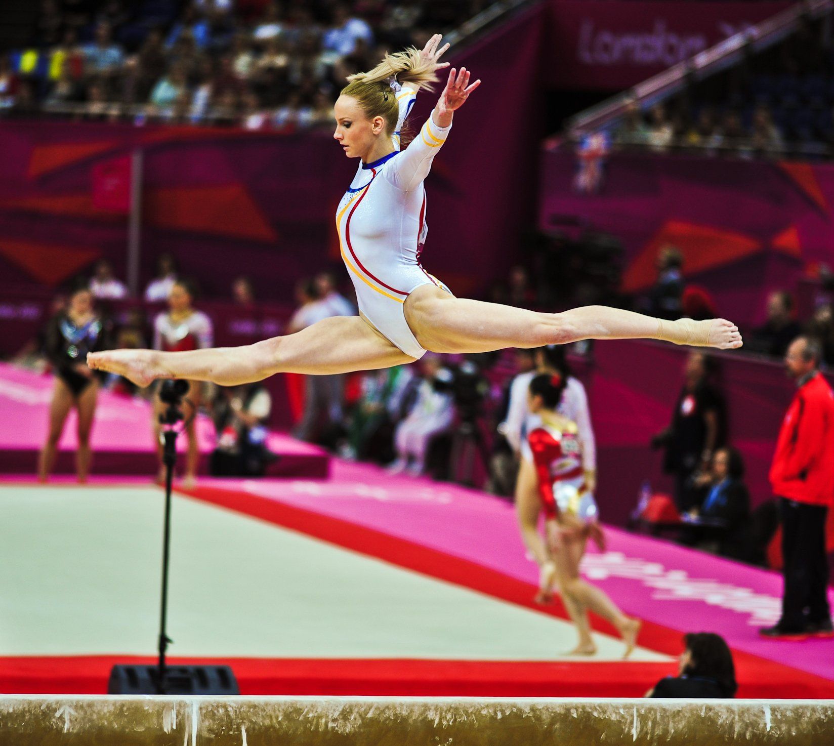 1648x1474 Grace in Motion: Stunning Gymnastics HD Wallpaper