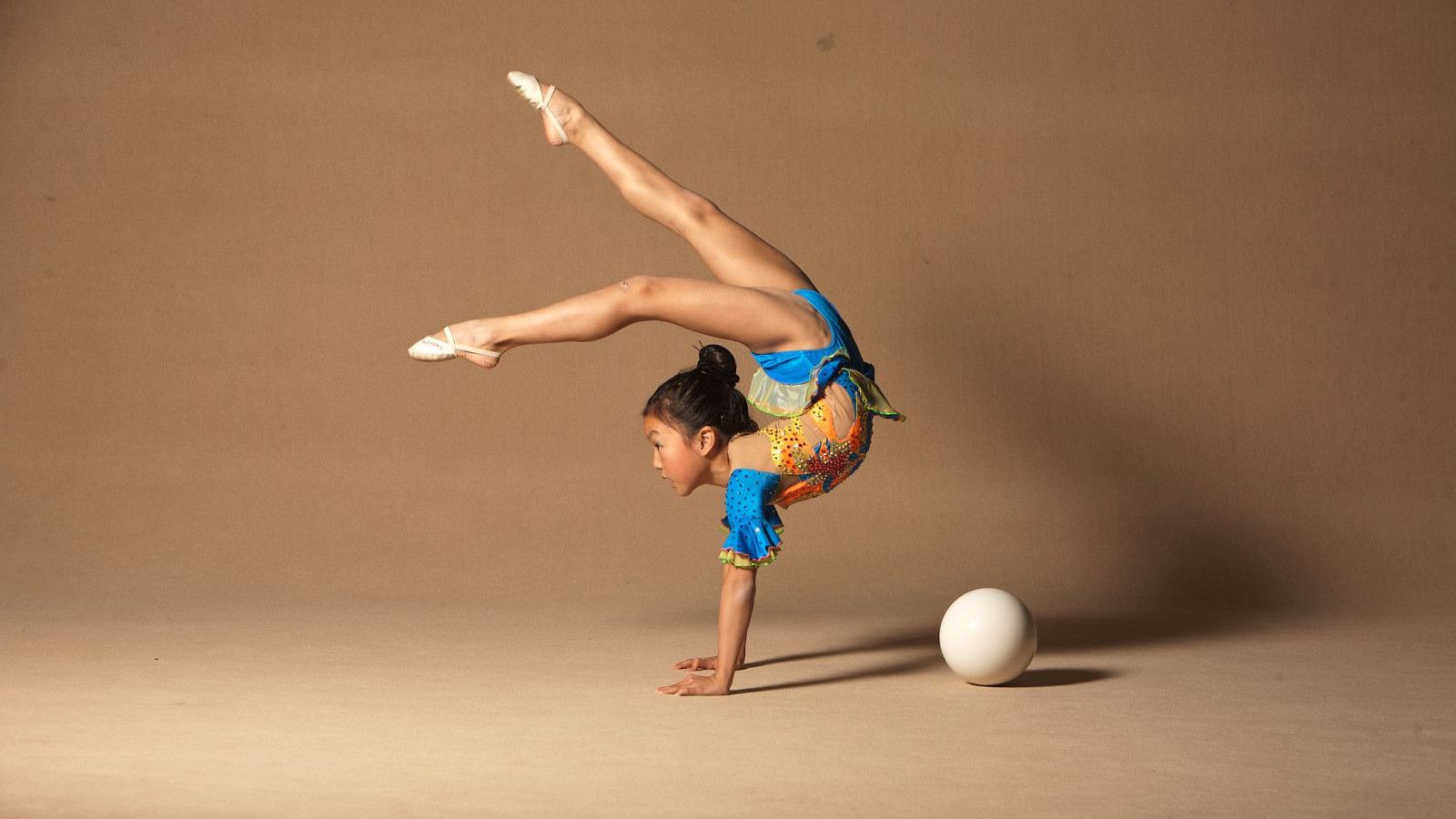 1600x900 Rhythmic Gymnastics Background Wallpaper 28177