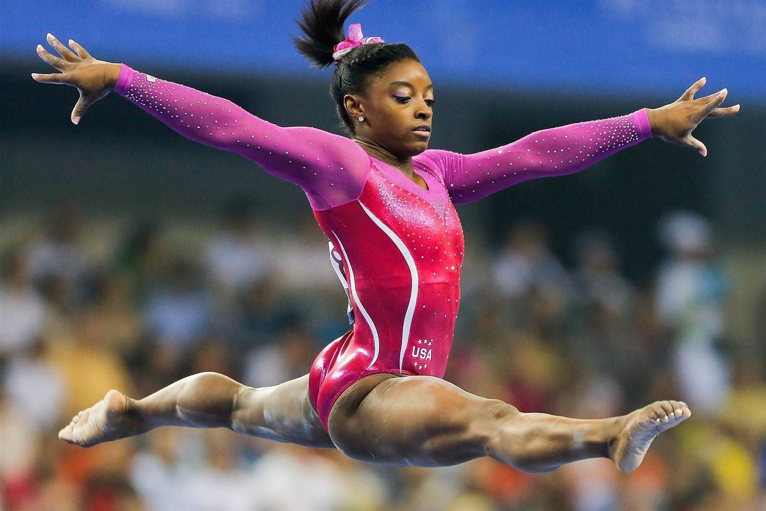1500x1000 Download Simone Biles Performing A Perfect Balance Beam Routine Wallpaper