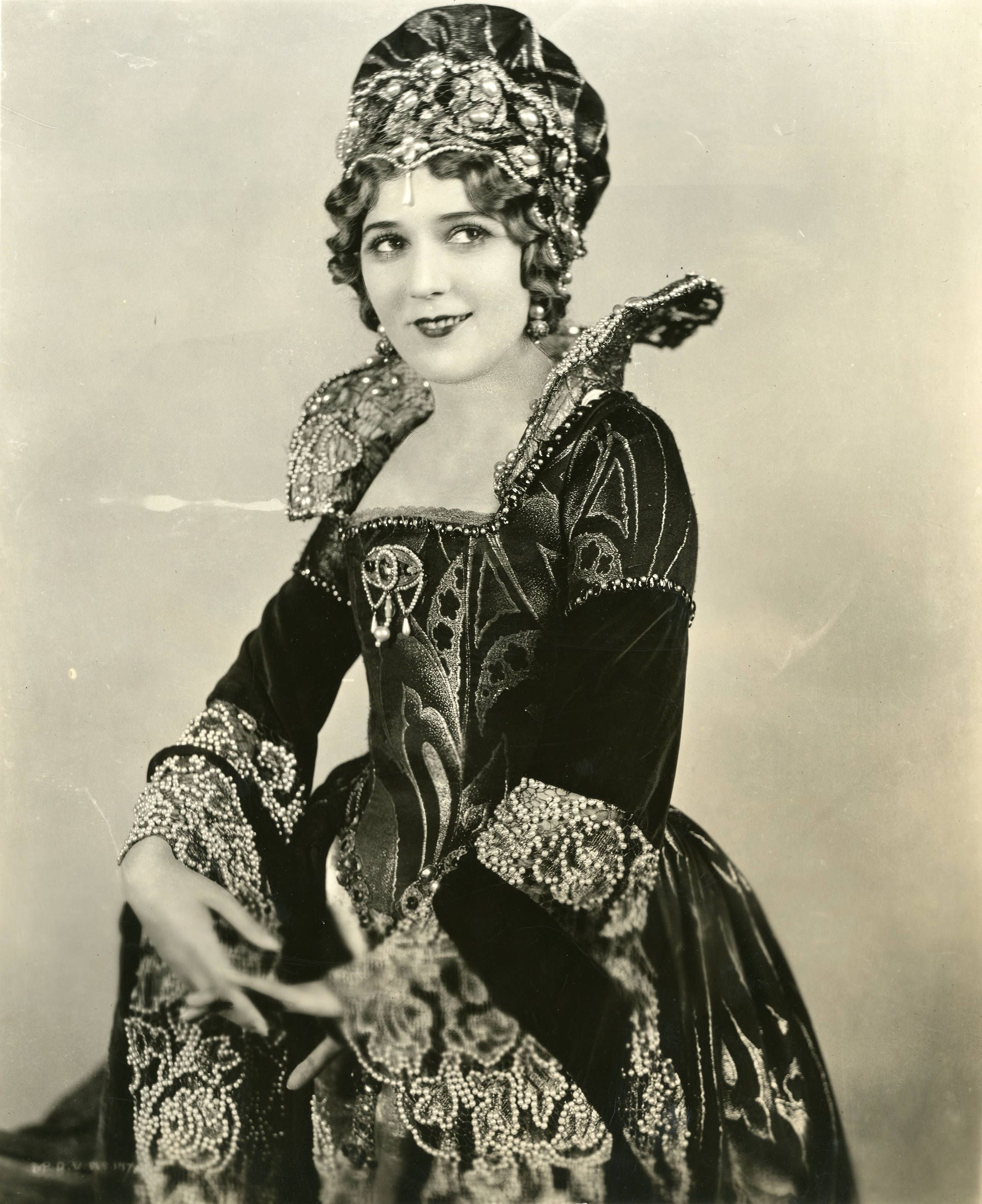 2139x2622 Mary Pickford, silent film actress (SAYRE 7809)