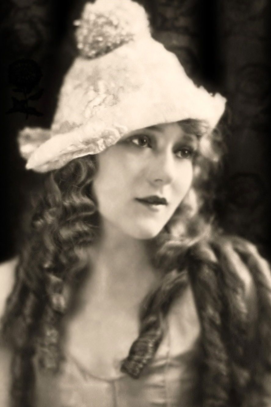 888x1332 Mary Pickford Image