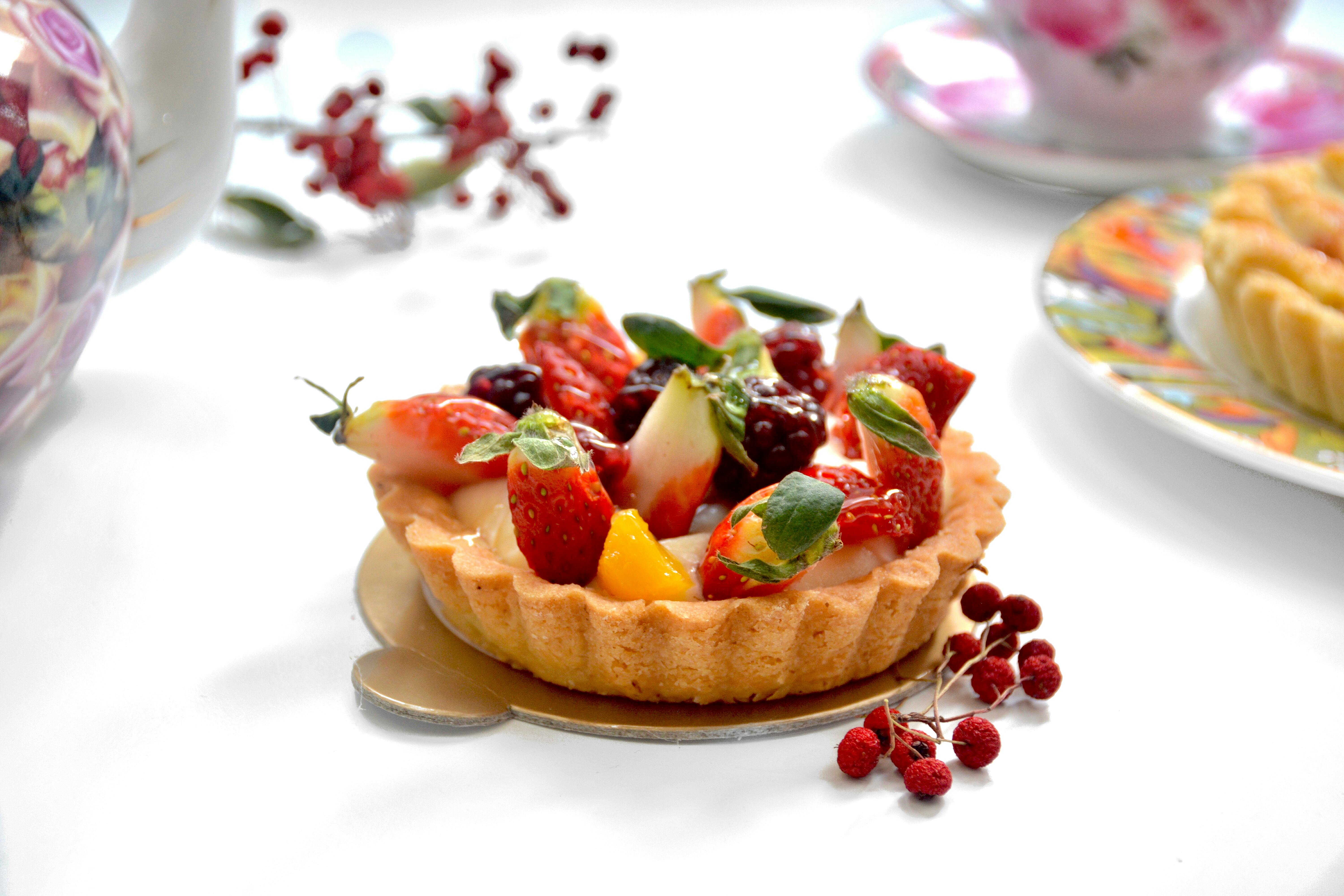 6000x4000 Berry tart on table with plates · Free