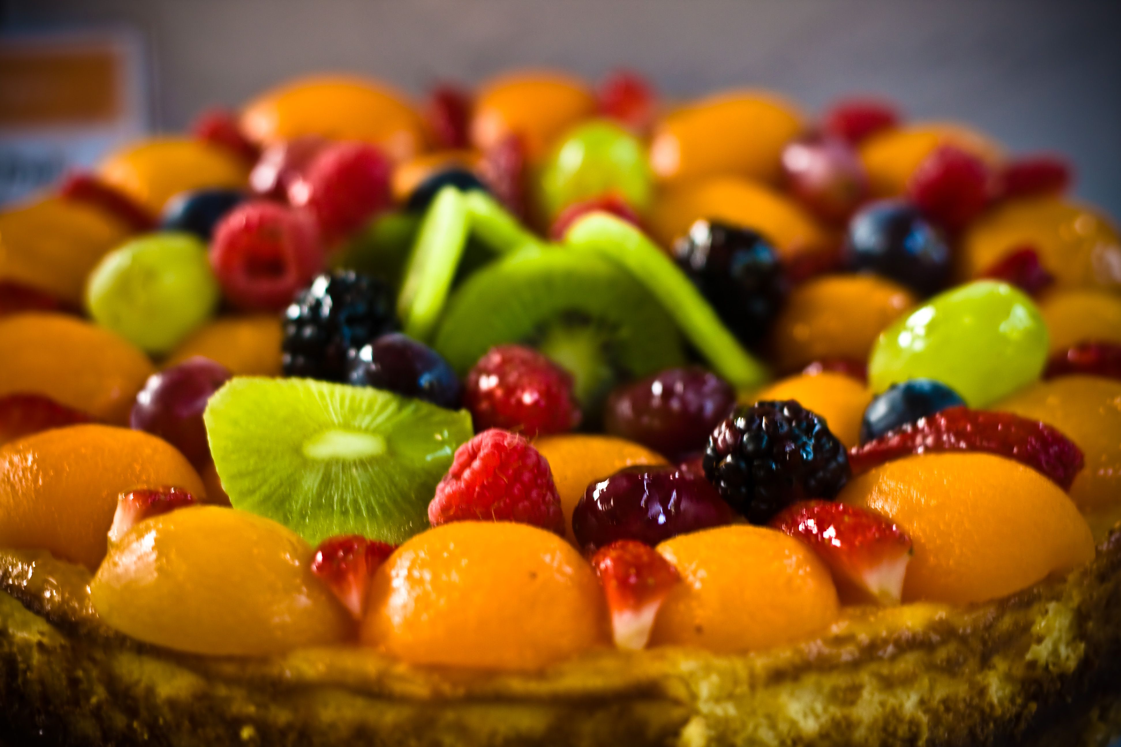 3888x2592 Fruit tart with kiwi, peach, and