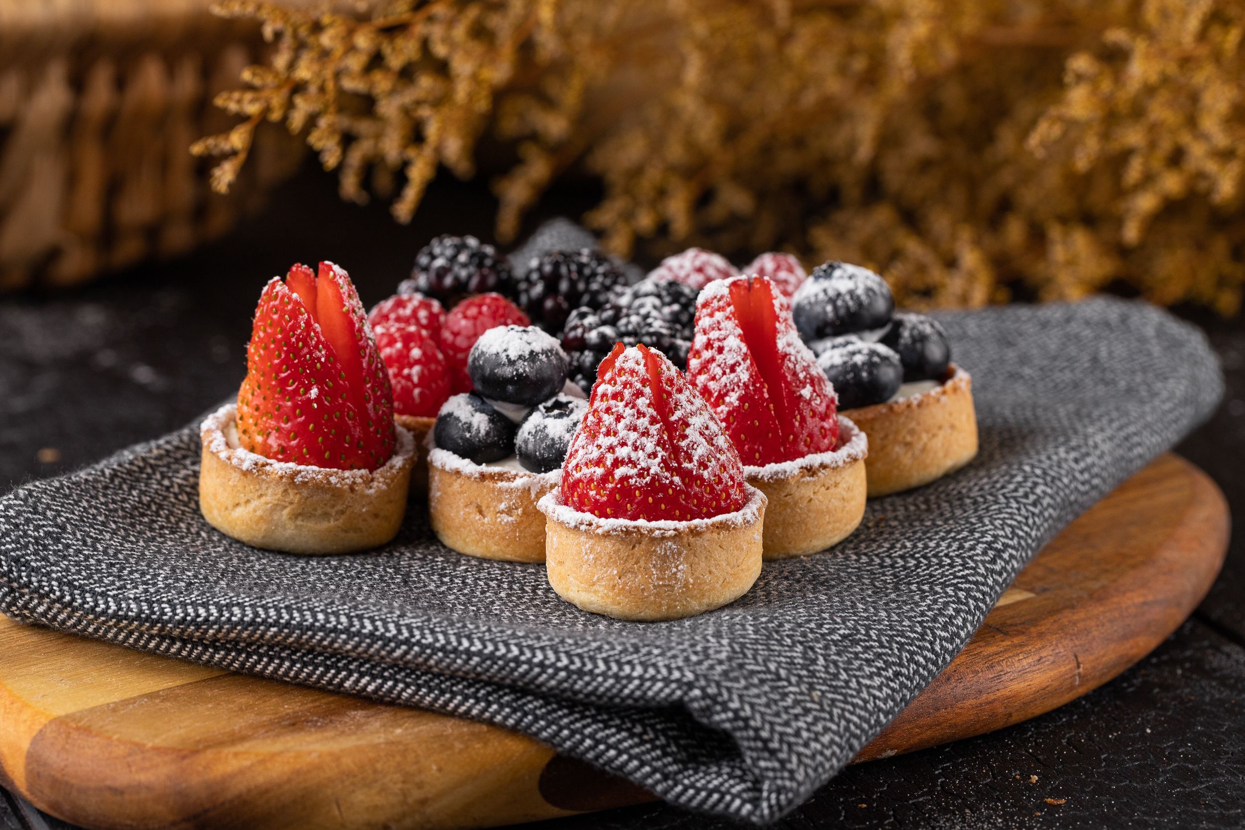2500x1667 Mini fruit tarts with fresh fruits 32 pieces Finest Bakery