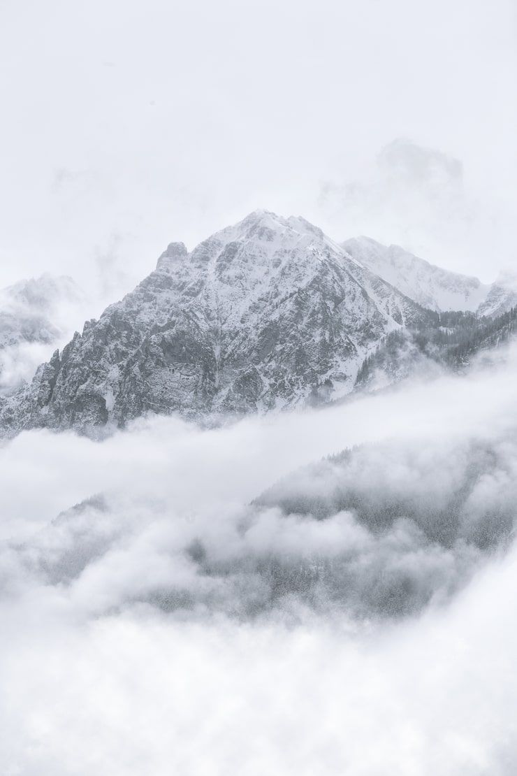 740x1110 White mountainside Image
