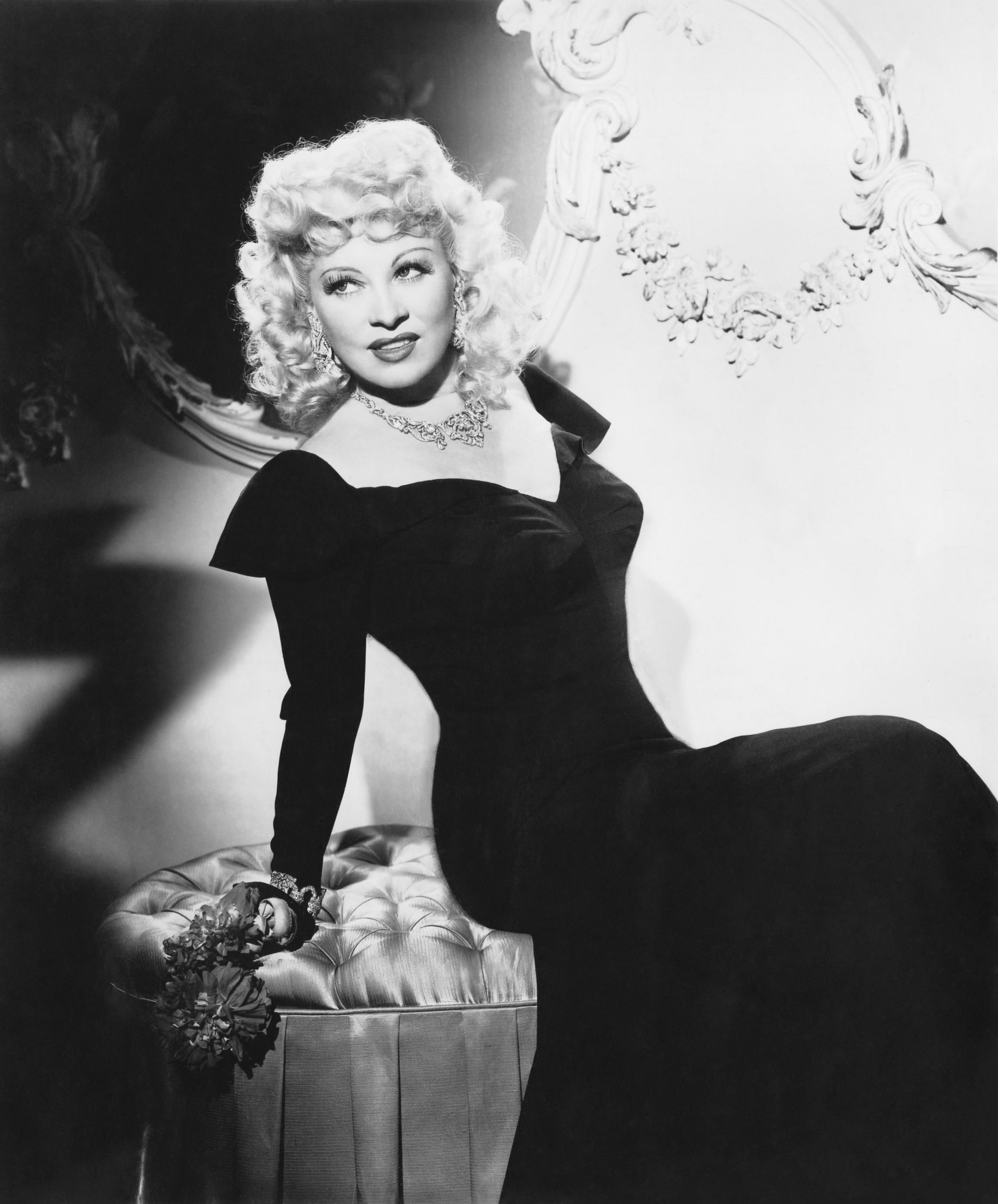 2122x2560 Mae West Wallpaper