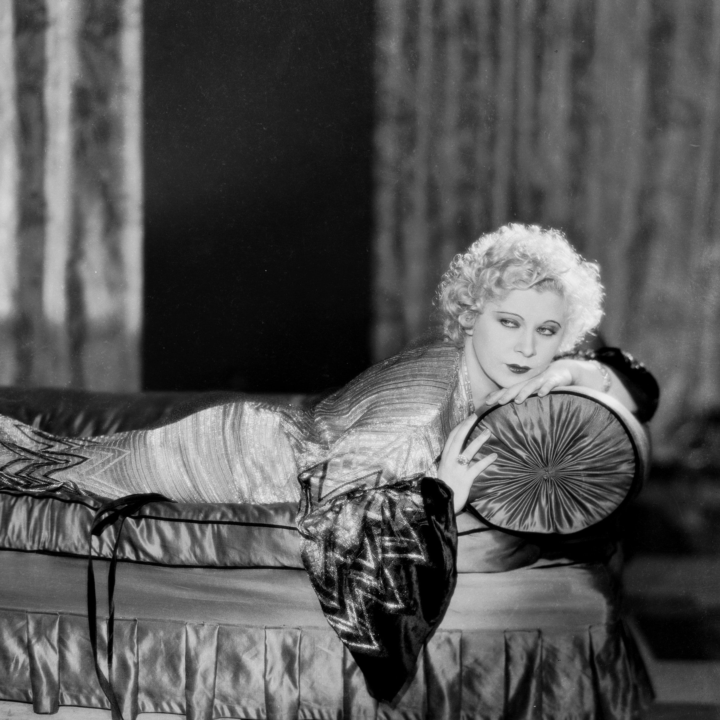 2342x2342 Mae West Wallpaper