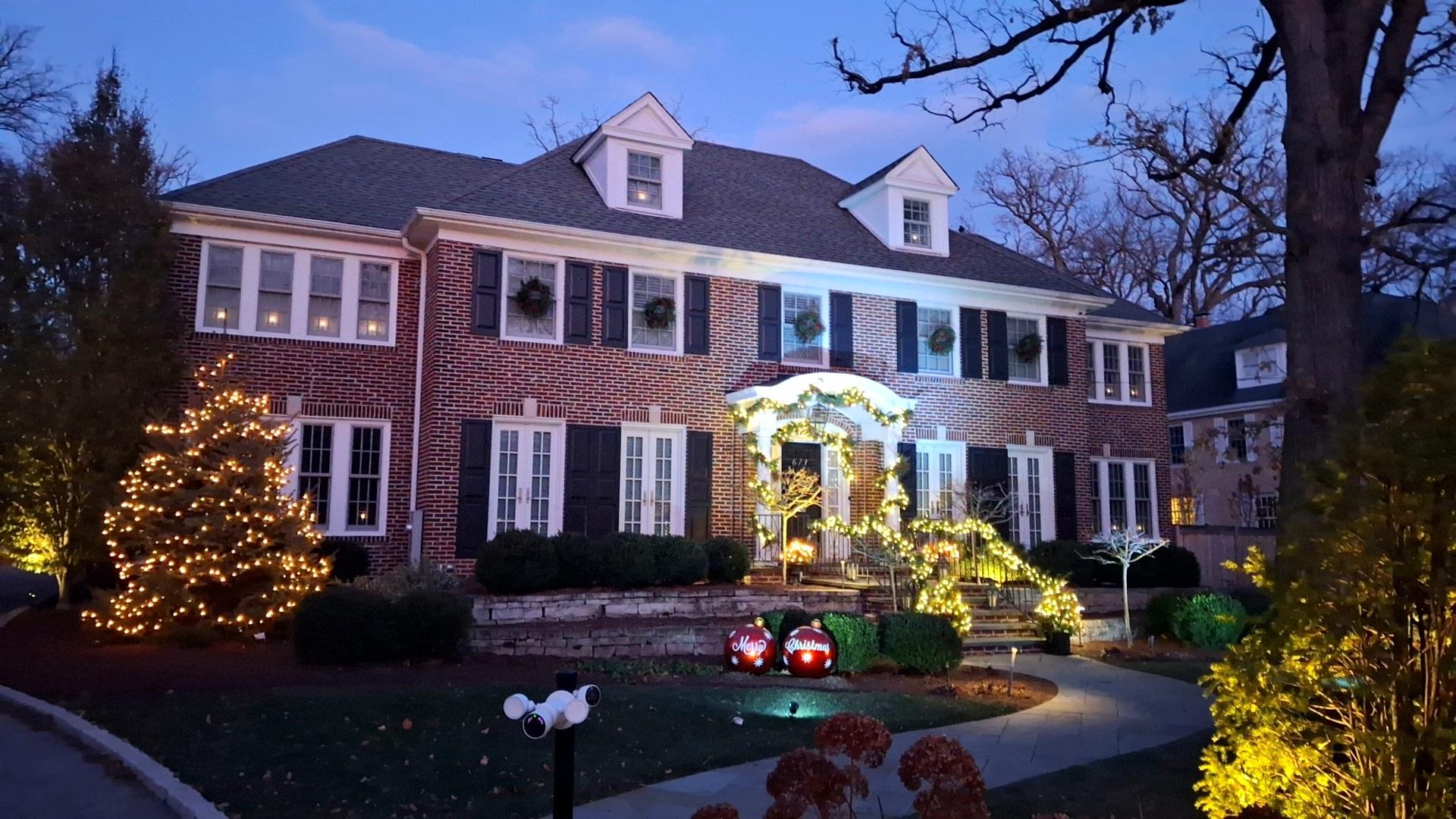 1920x1080 Home Alone house and downtown Winnetka all decorated