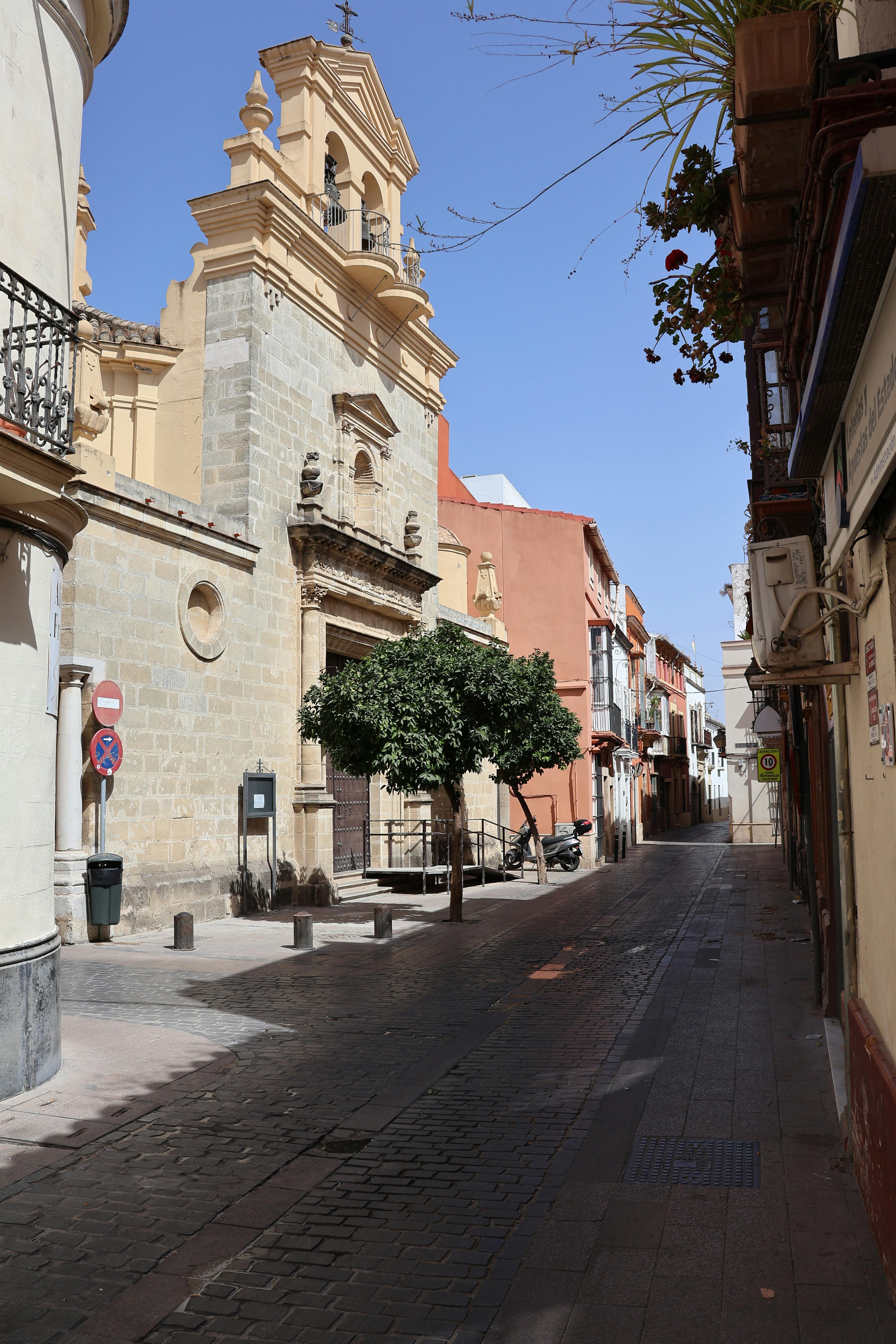 4000x6000 Historic Church Street in Jerez de la Frontera · Free