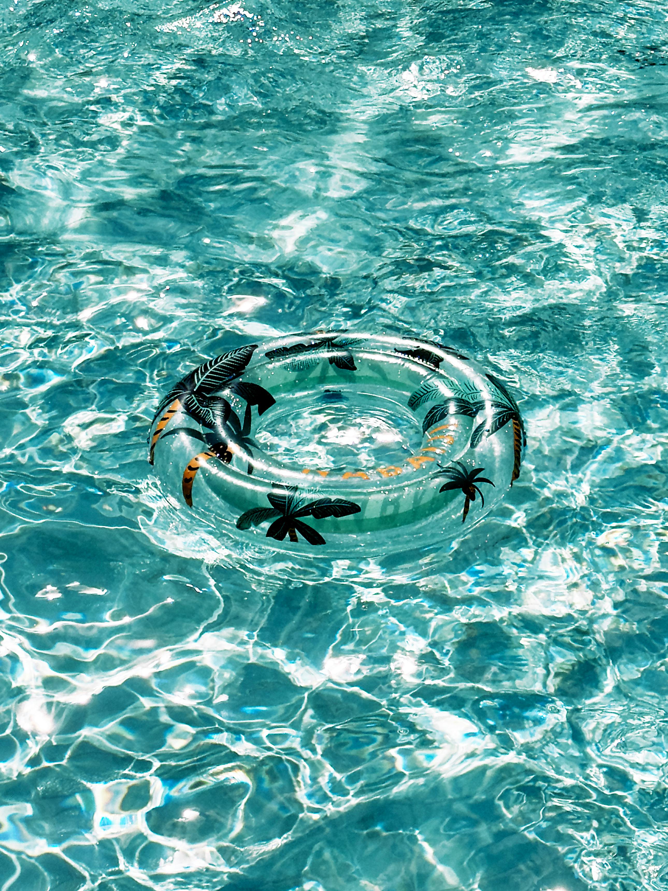 2579x3440 Pontoon in Water · Free