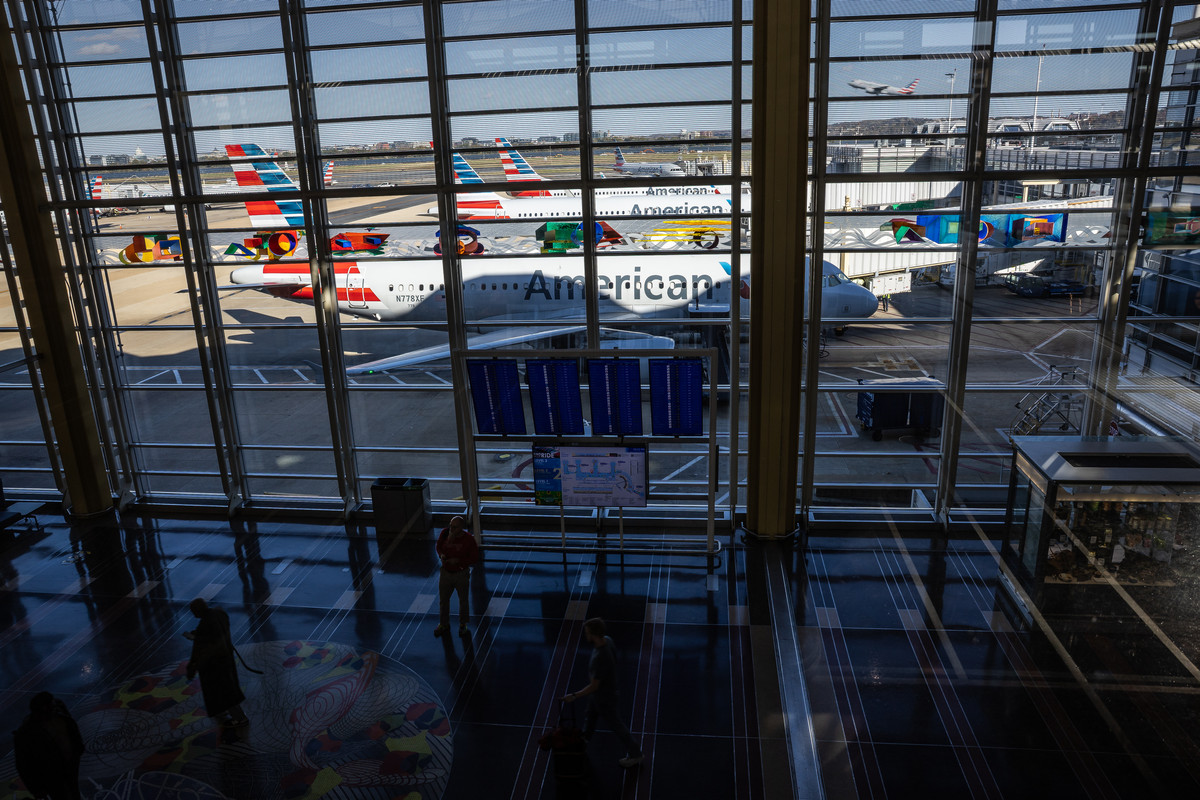 1200x800 FAA orders 'radical' cuts in flights at major airports amid shutdown