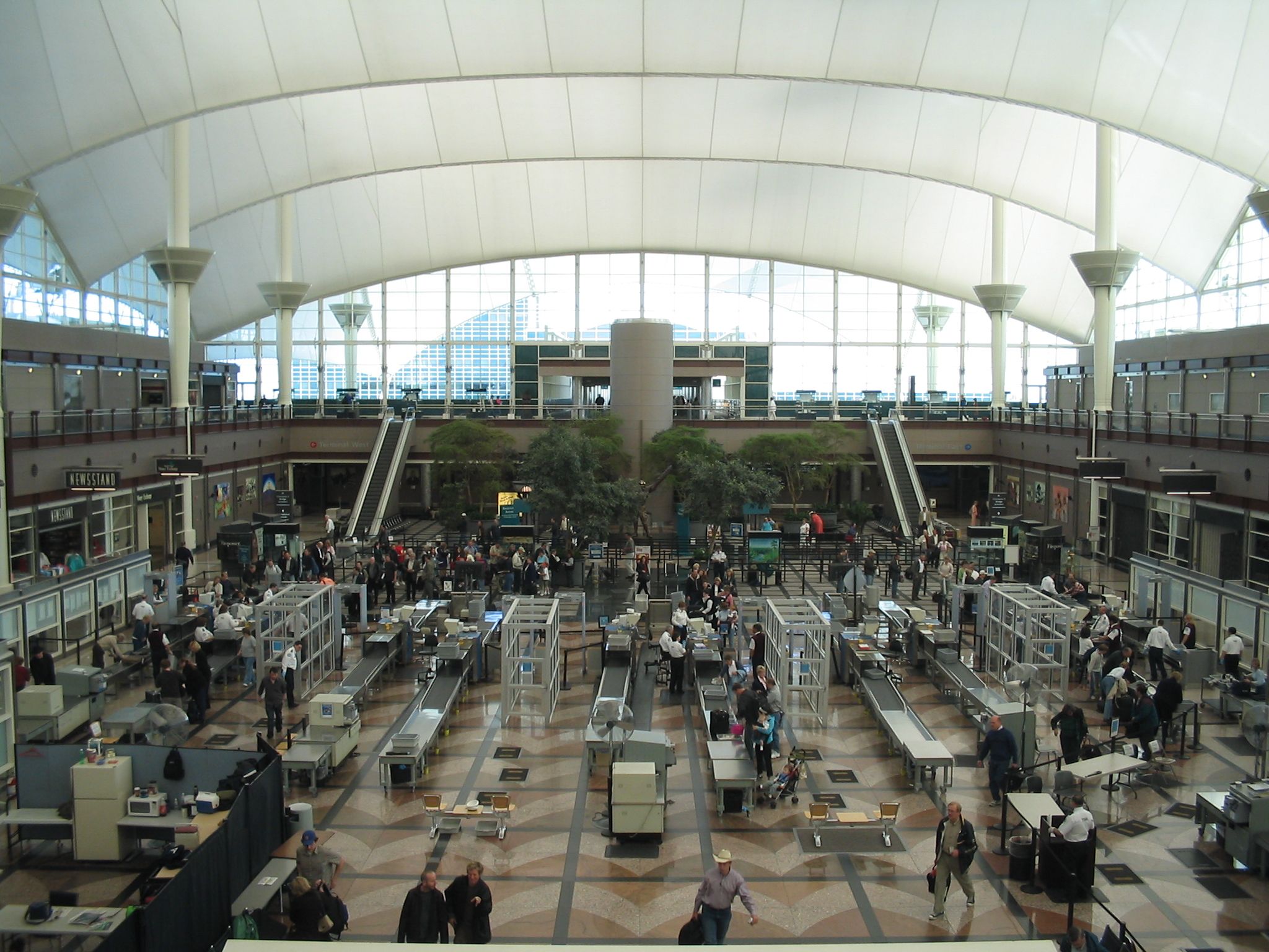 2048x1536 The longest airport security line: TSA to start security background checks