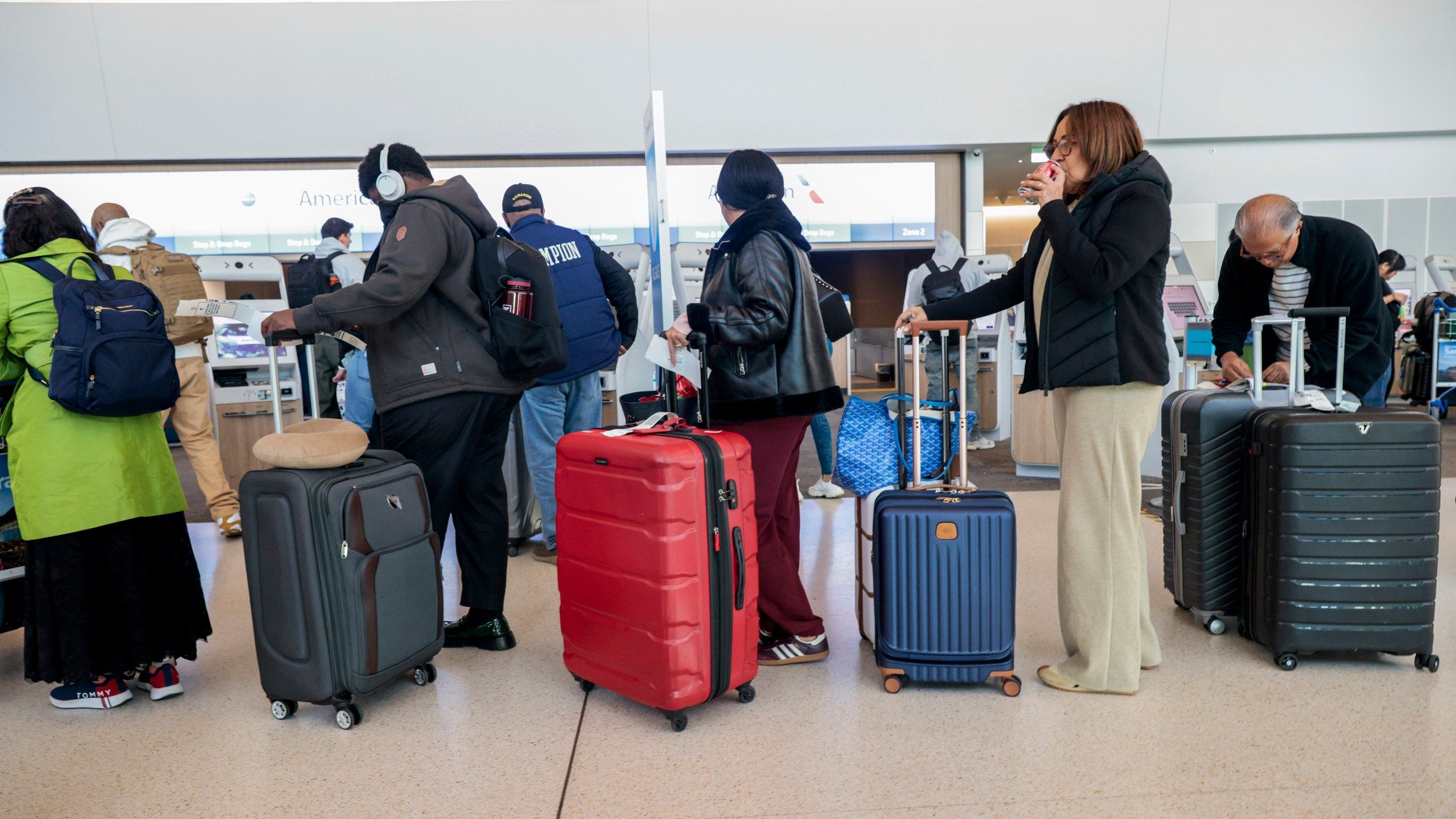 2560x1440 More than 3 million travelers screened at US airports in a single day. That's a record. WRIC ABC 8News
