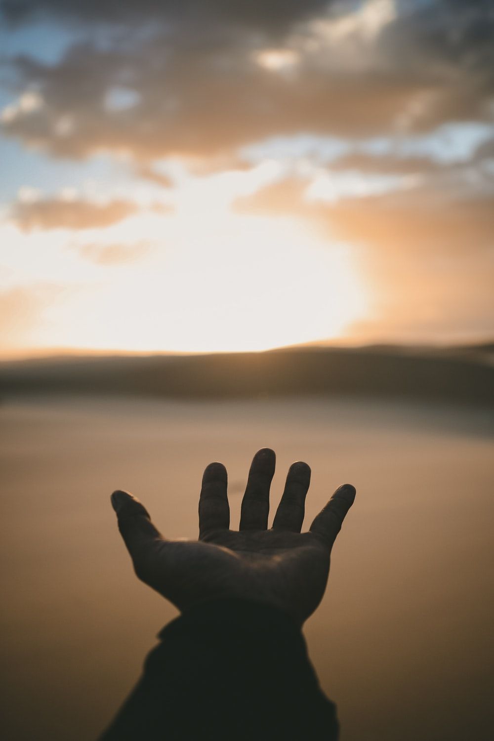 1000x1500 Helping Others Wallpaper