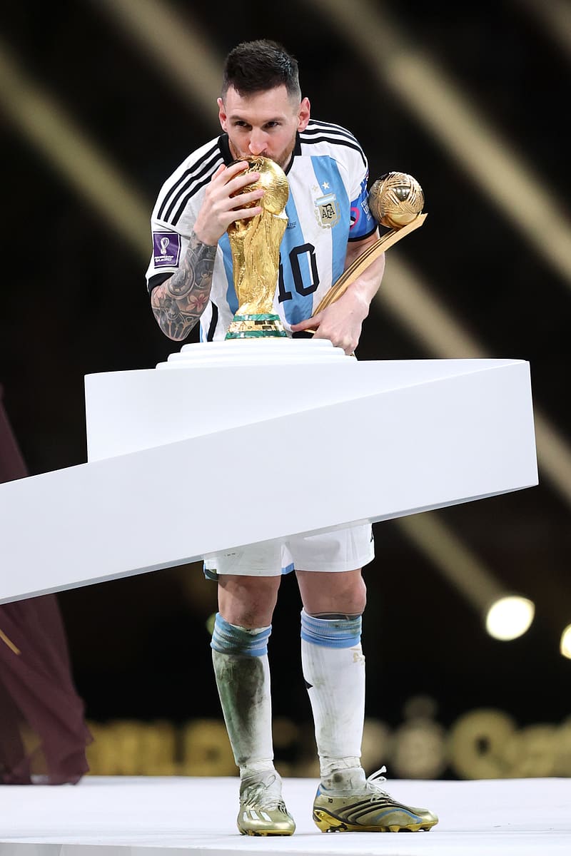 800x1200 Messi Kiss to FIFA Cup HD phone wallpaper
