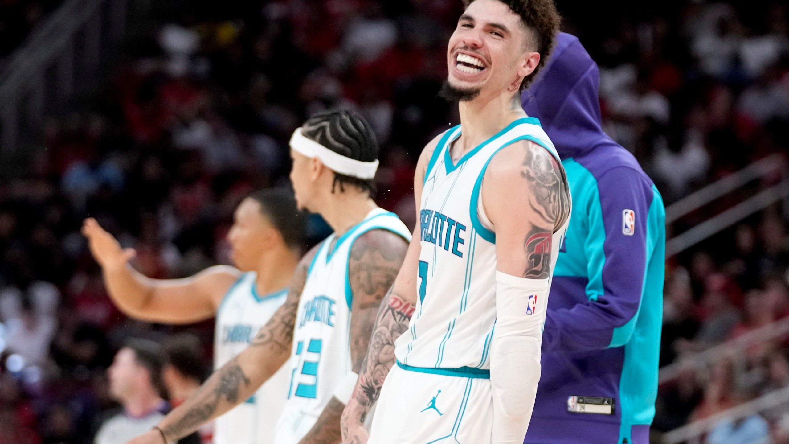 2560x1440 Healthy LaMelo Ball shines in 1st game since January, scoring 34 points in Hornets' win
