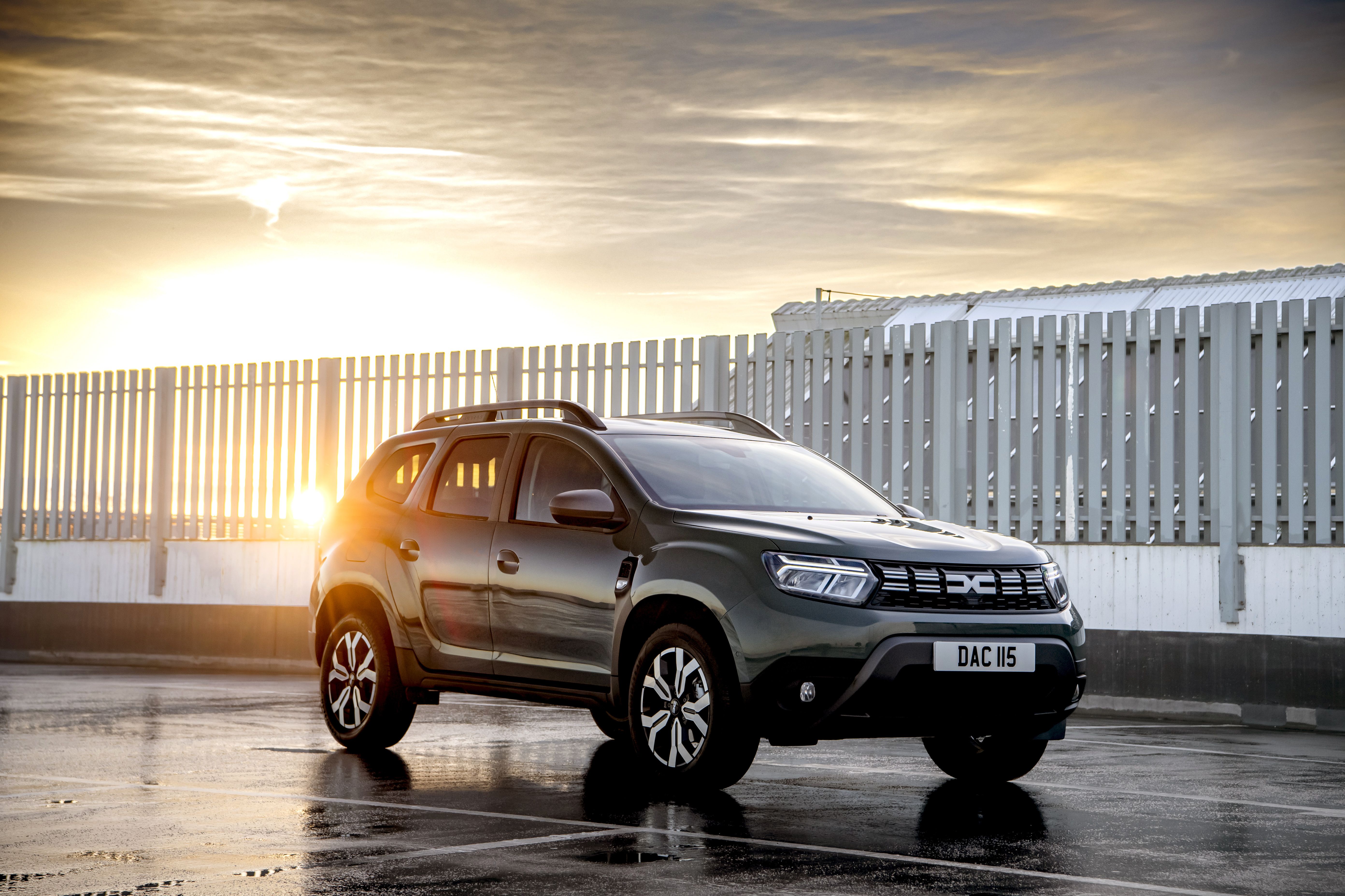5568x3712 Download Vehicle Dacia Duster 4k Ultra HD Wallpaper