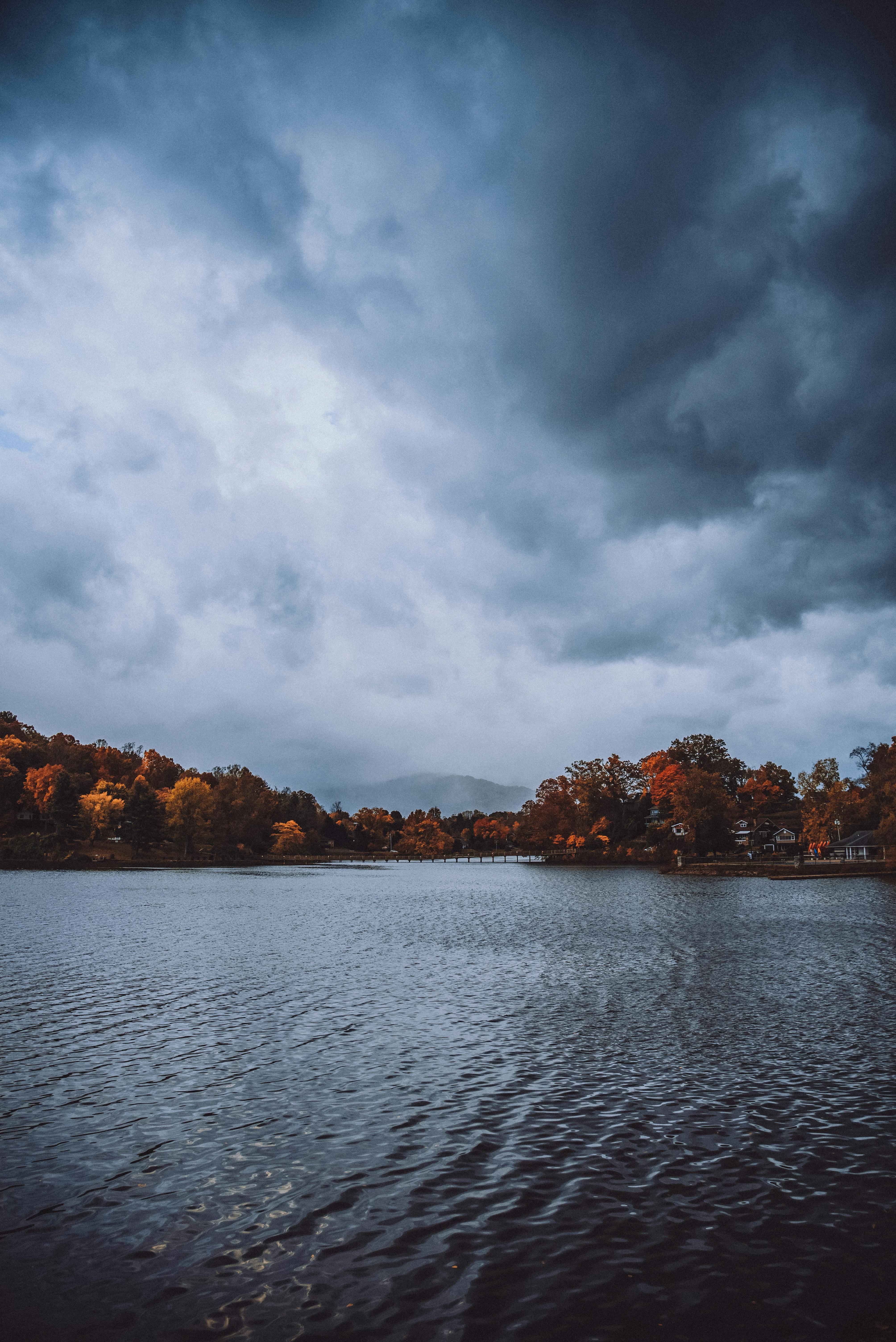 4016x6016 Overcast over Lake in Autumn · Free