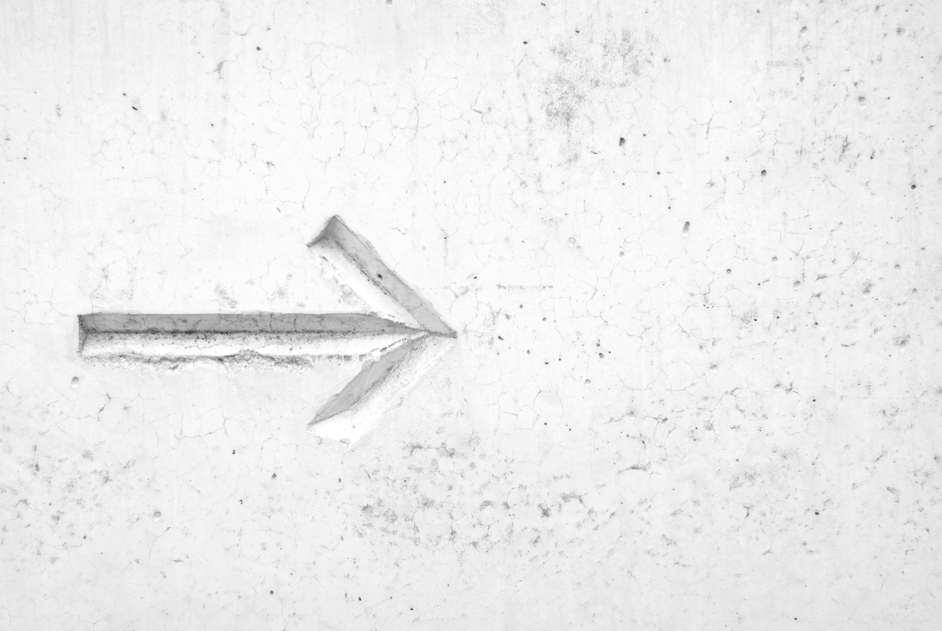 3000x2008 Right arrow sign on wall photo