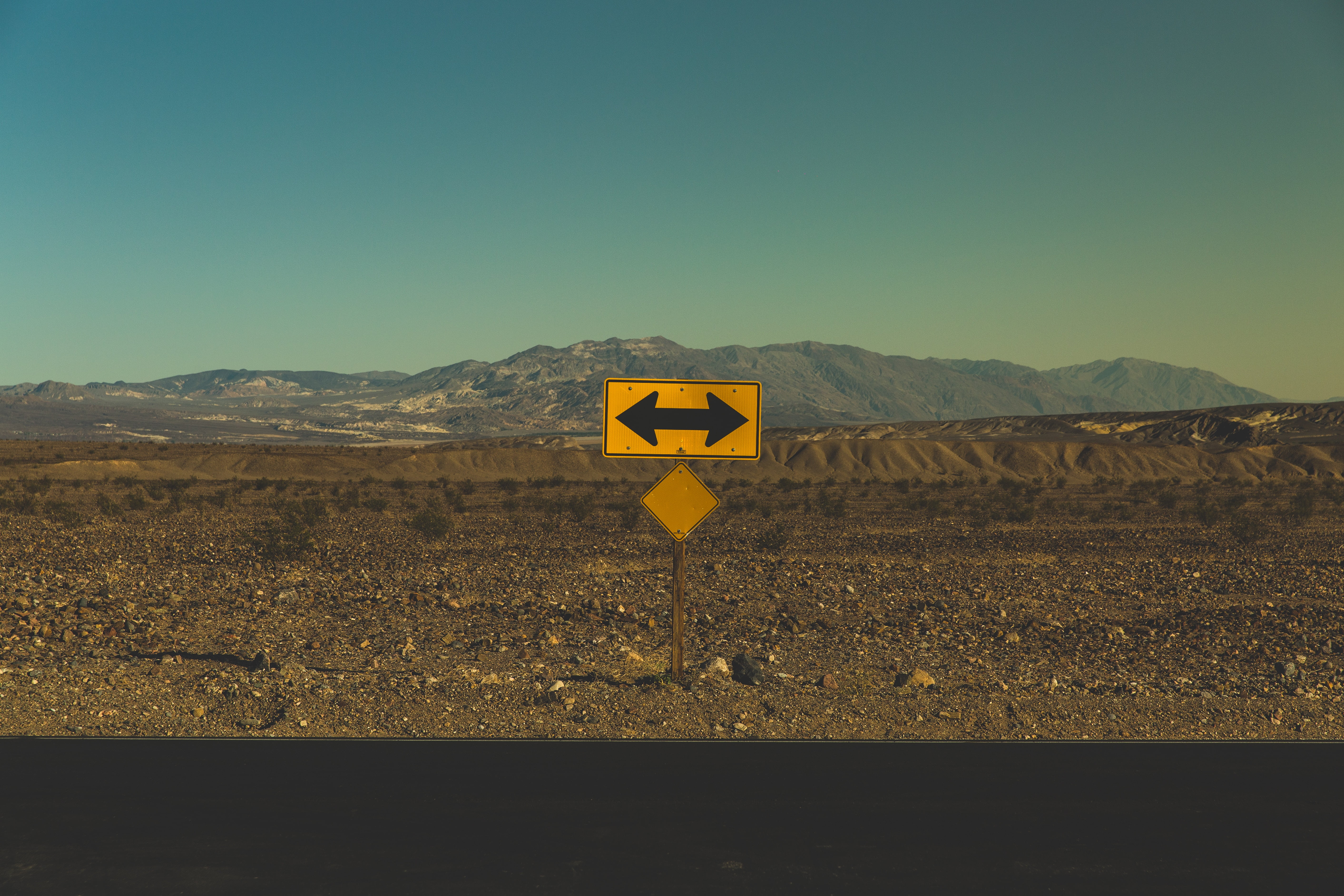 5650x3767 Black and yellow arrow sign HD wallpaper