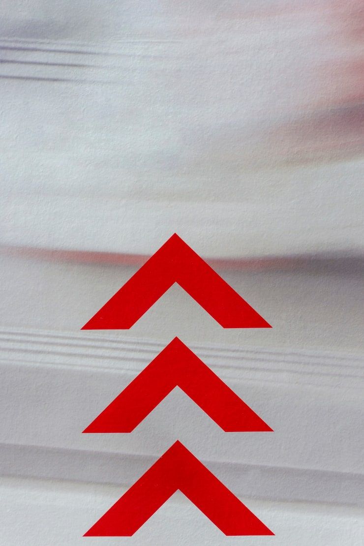 740x1110 Right arrow sign Image