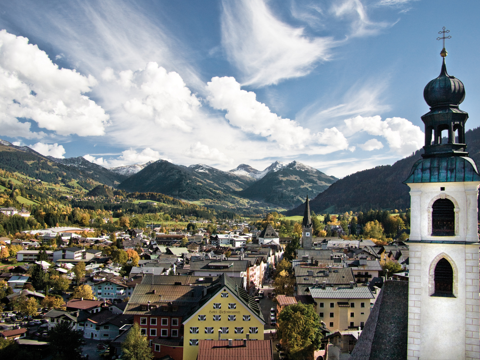 1600x1200 Summer landscape at the resort of Kitzbühel, Austria Desktop wallpaper 1600x1200