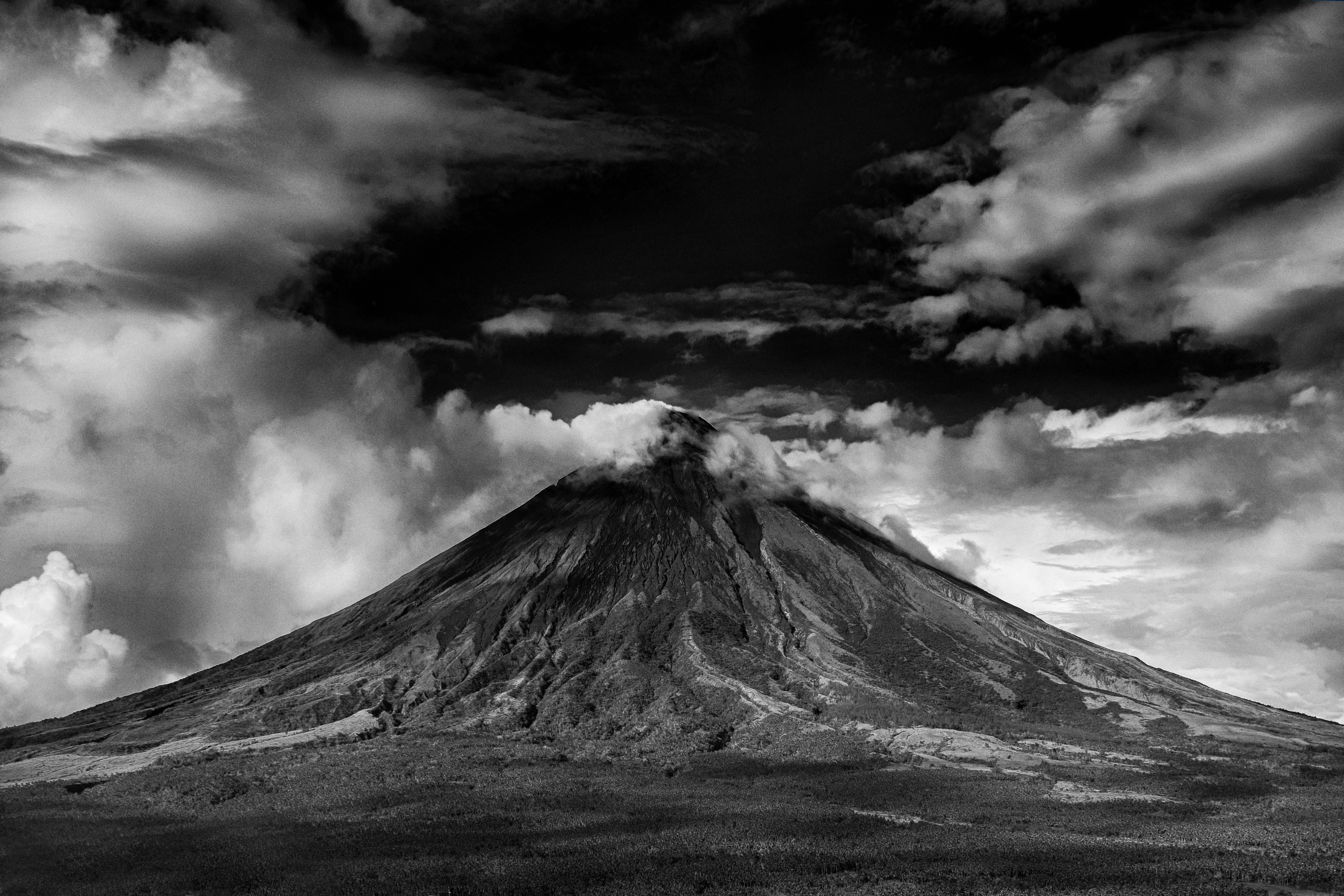 6000x4000 Gray Scale Photo of Active Volcano · Free