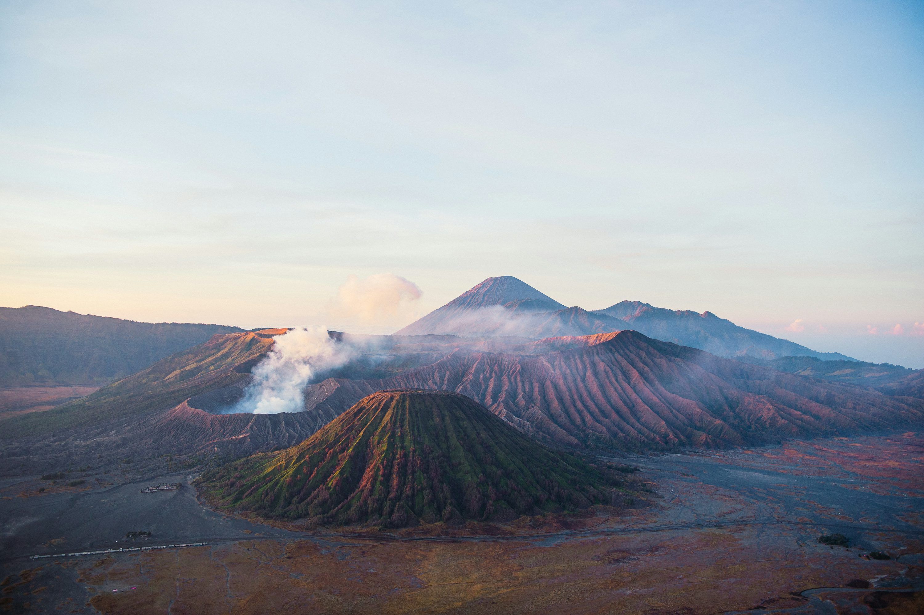 3000x1996 Brown volcano in landscape photography photo