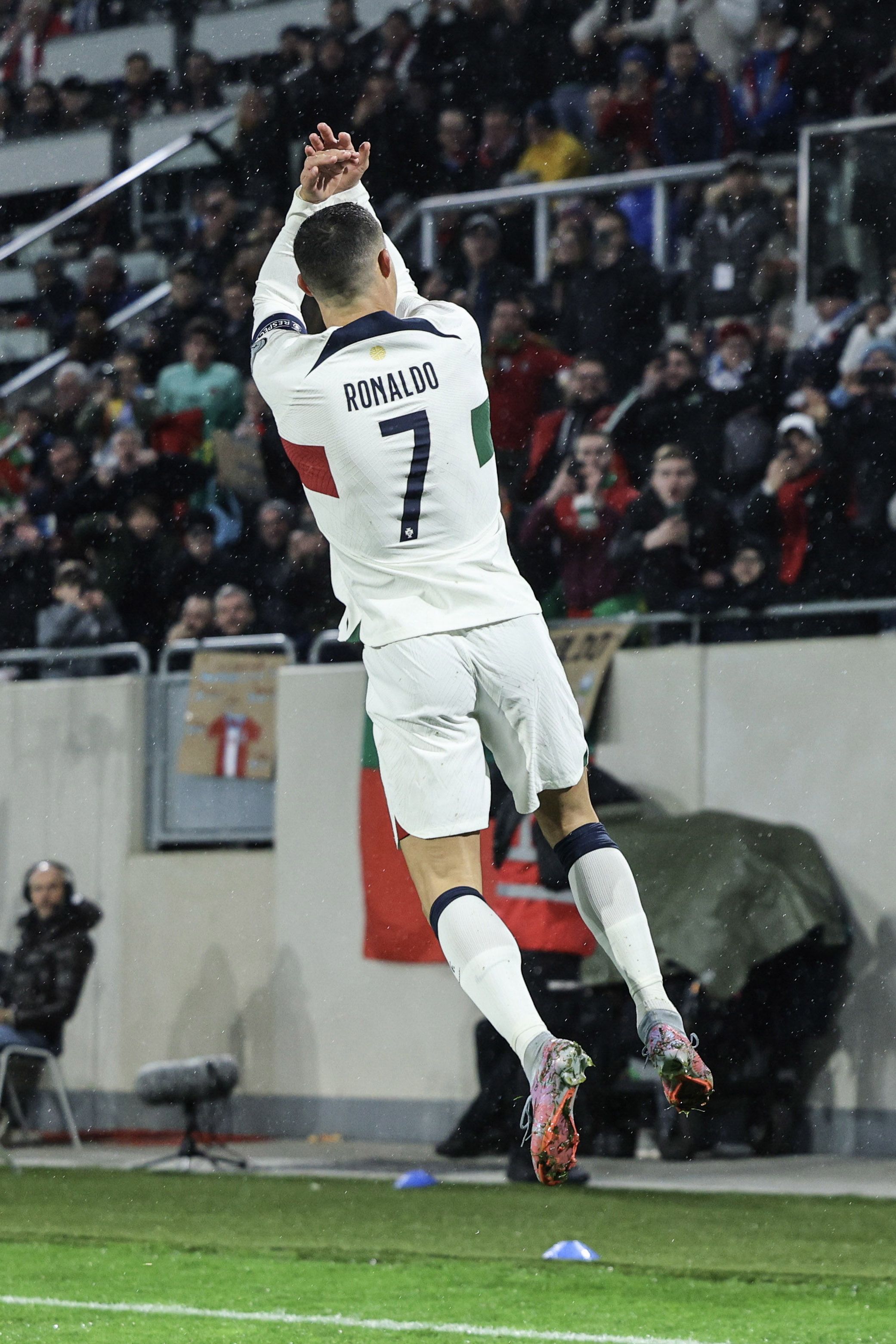 2082x3124 Fans all say the same thing as Cristiano Ronaldo does unprecedented 'combined' celebration with Portugal running riot