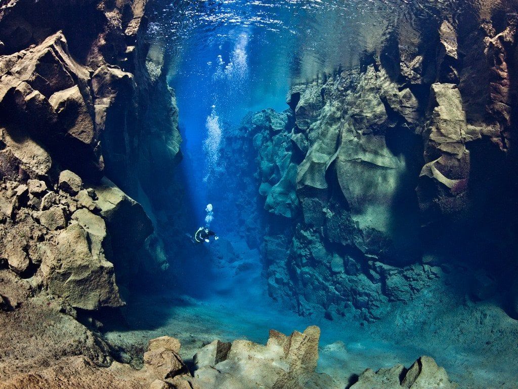 1024x768 A diver swimming between two tectonic plates [xpost]