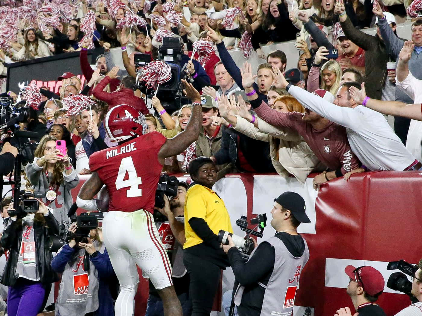 1400x1050 Download Jalen Milroe Celebratingwith Fans Wallpaper