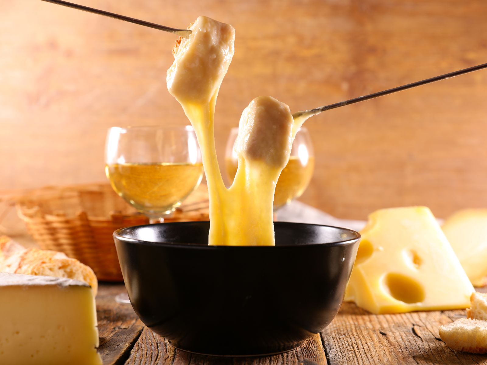 1600x1200 Best Swiss Cheese Fondue (Using A Blend Of 3 Cheeses)