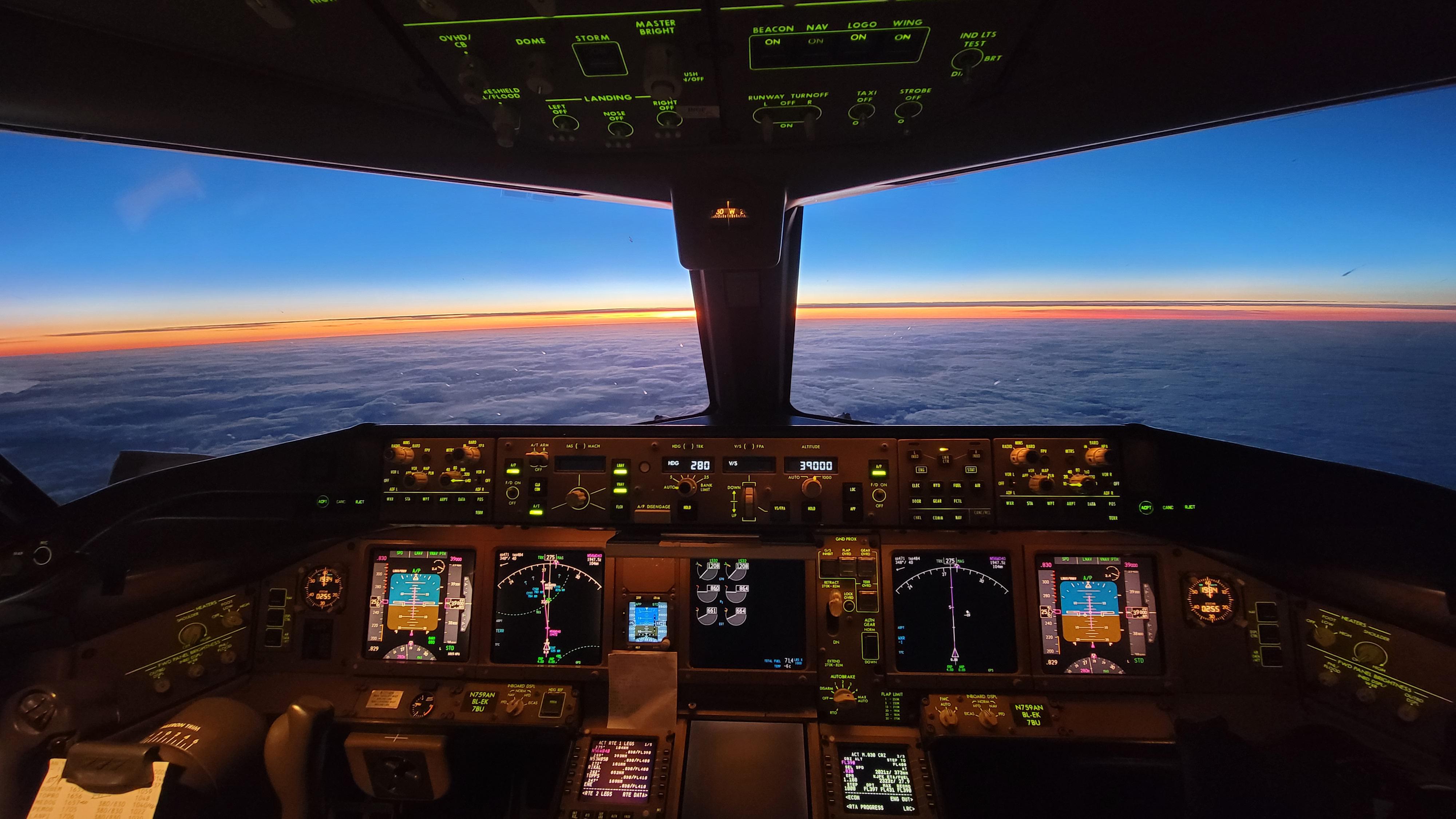 4000x2252 Flight Deck
