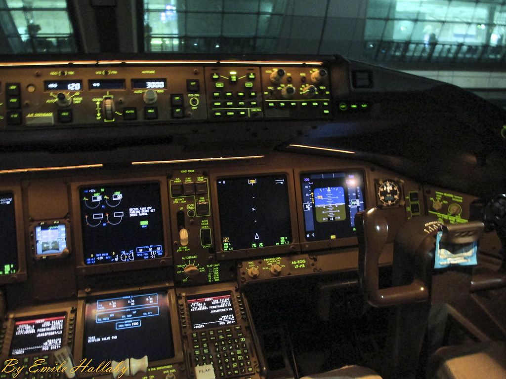 1024x768 Emirates Boeing 777 300ER Cockpit